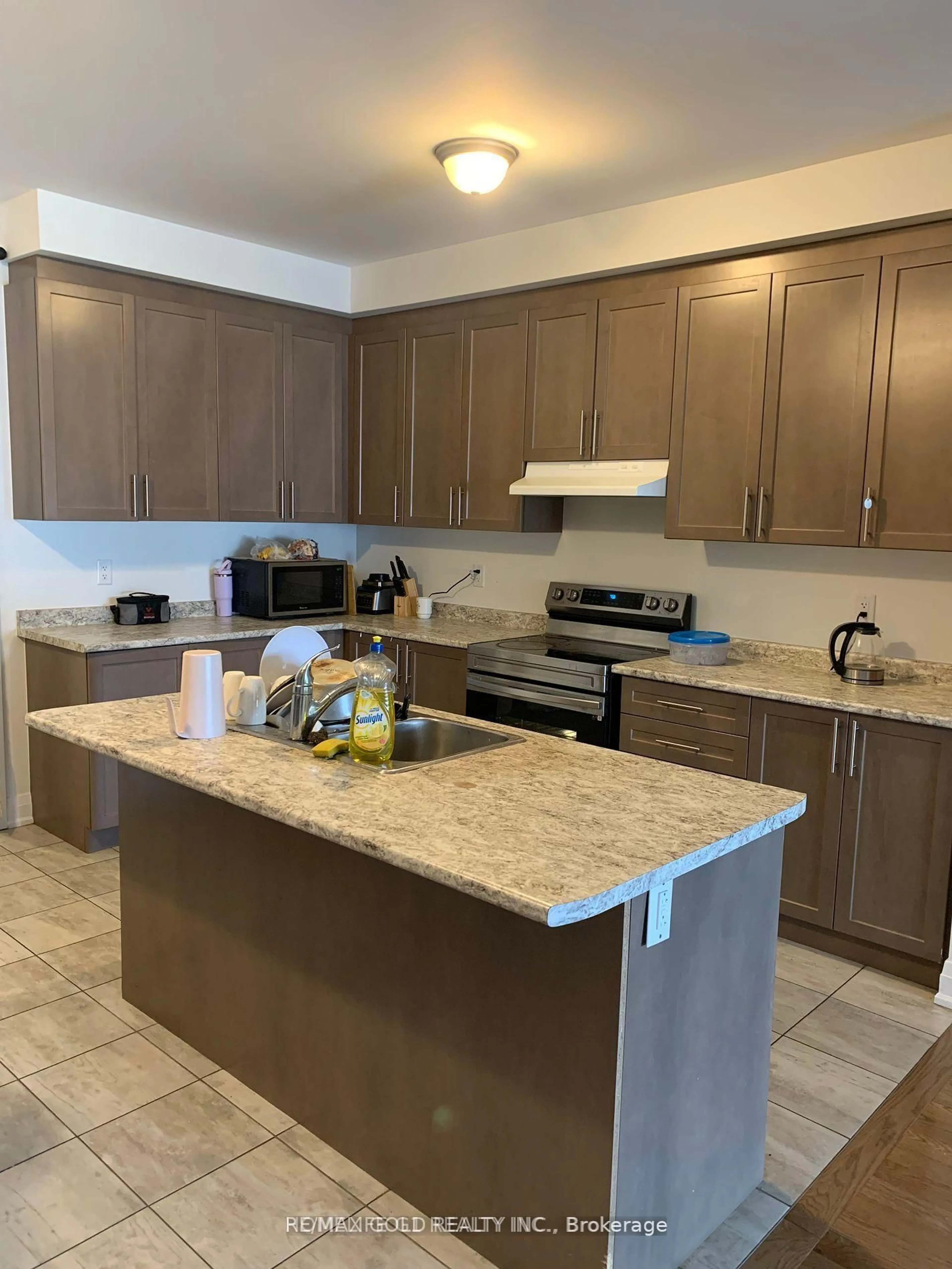 Open concept kitchen, unknown for 35 Dalbeattie Dr, Brampton Ontario L6Y 6H7