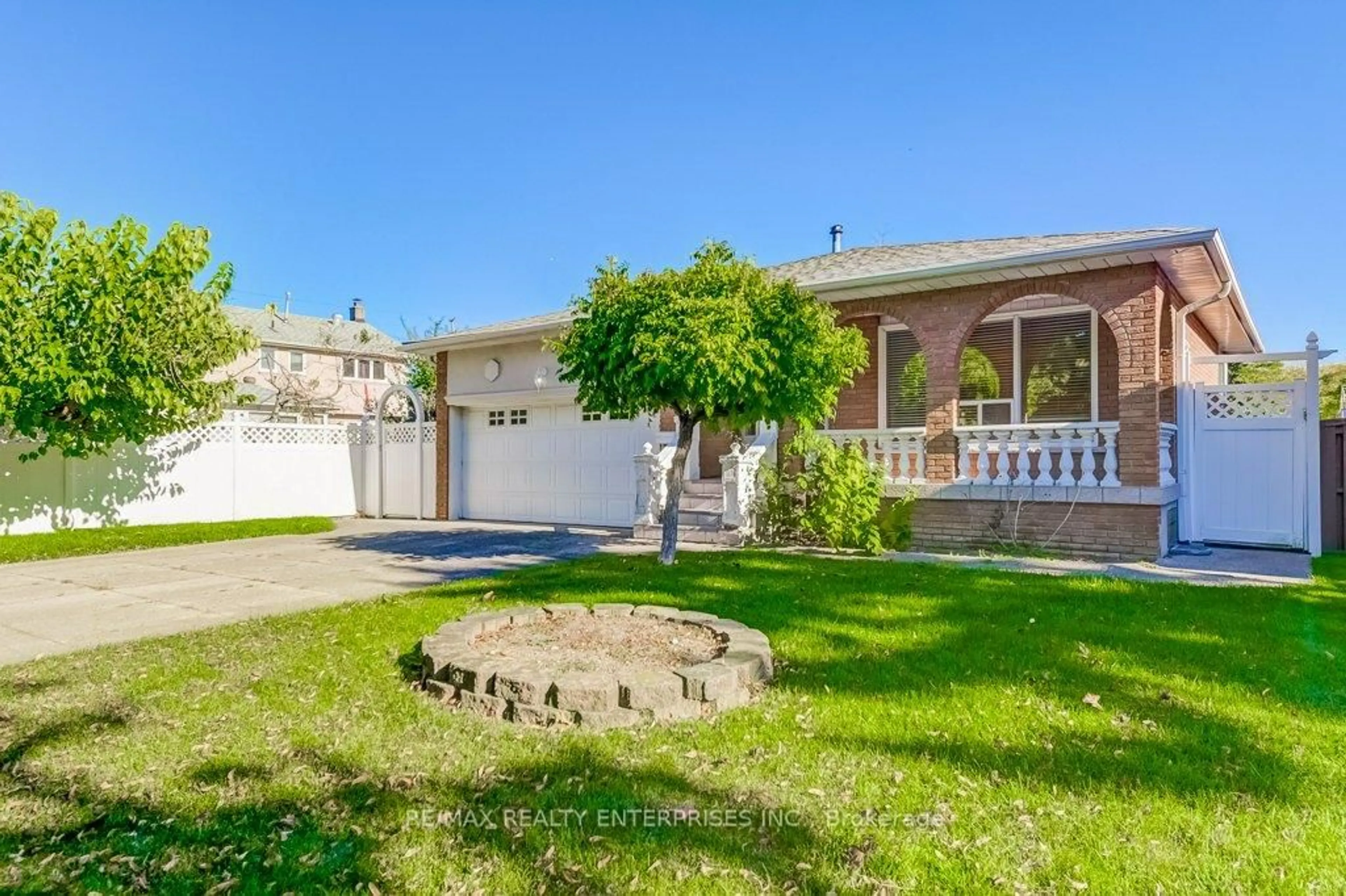 A pic from outside/outdoor area/front of a property/back of a property/a pic from drone, street for 430 Louis Dr, Mississauga Ontario L5B 2J4