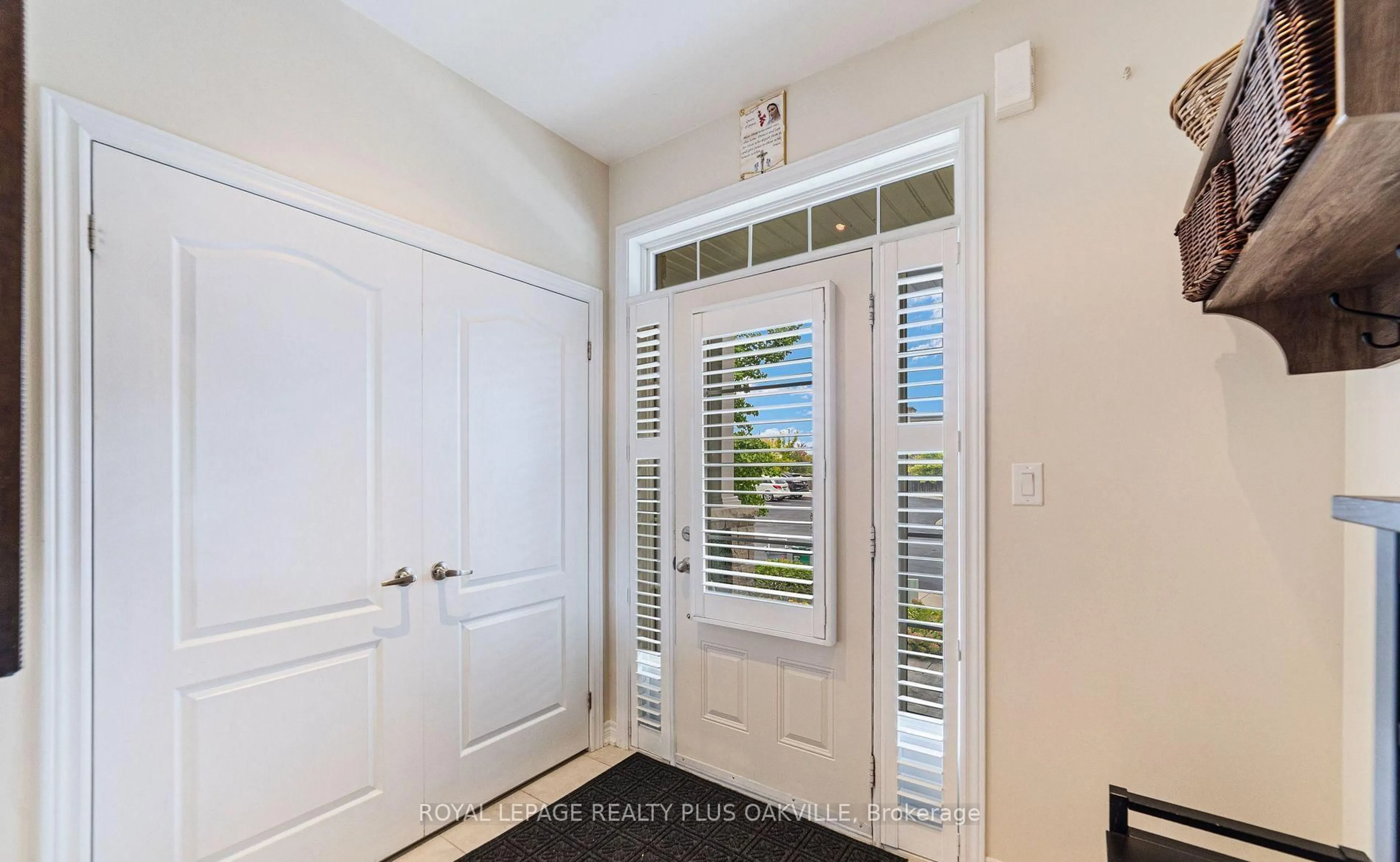 Indoor entryway for 37 Diamond Leaf Lane, Halton Hills Ontario L7G 0G7