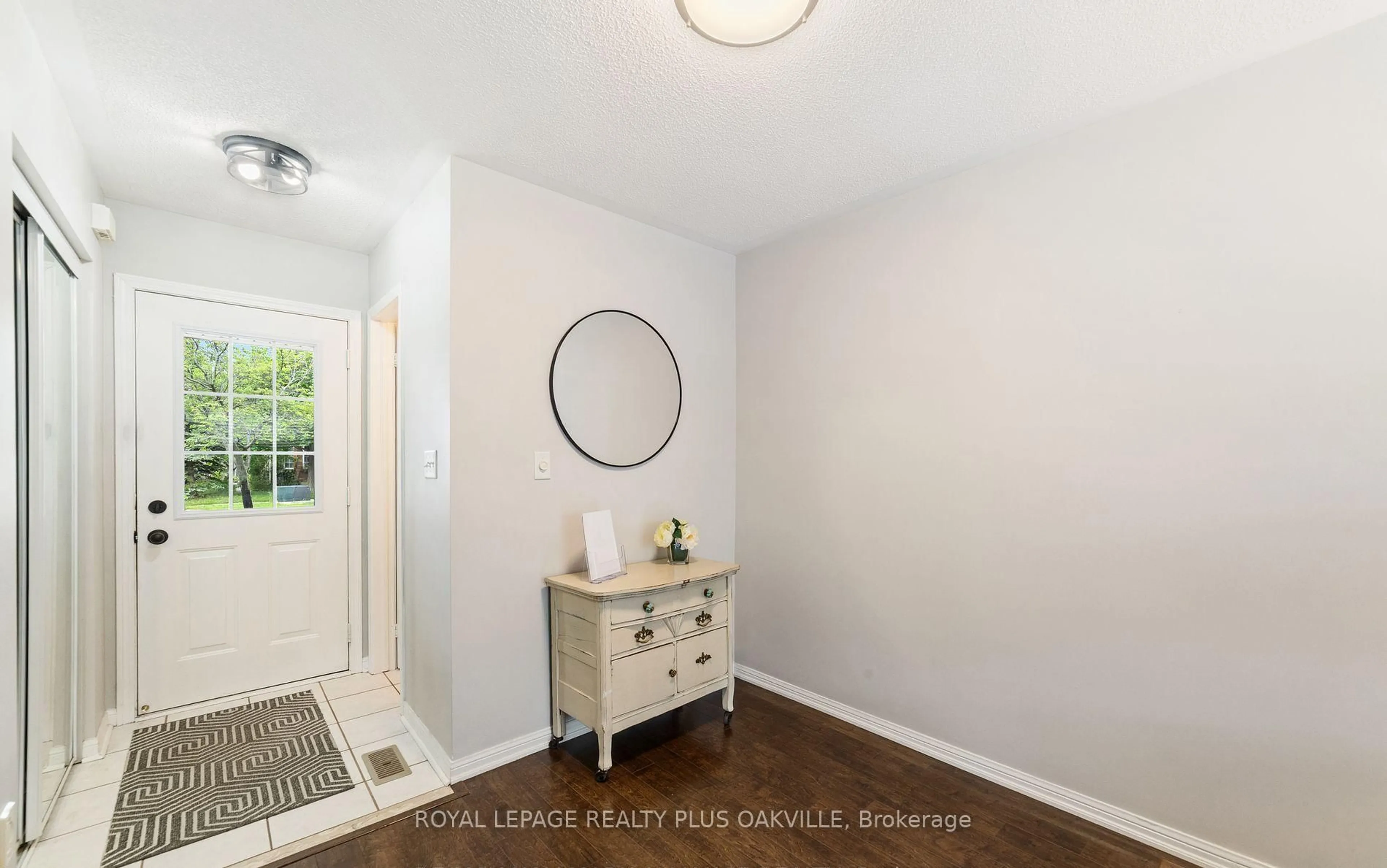 Indoor entryway for 2185 Baronwood Dr, Oakville Ontario L6M 4S4