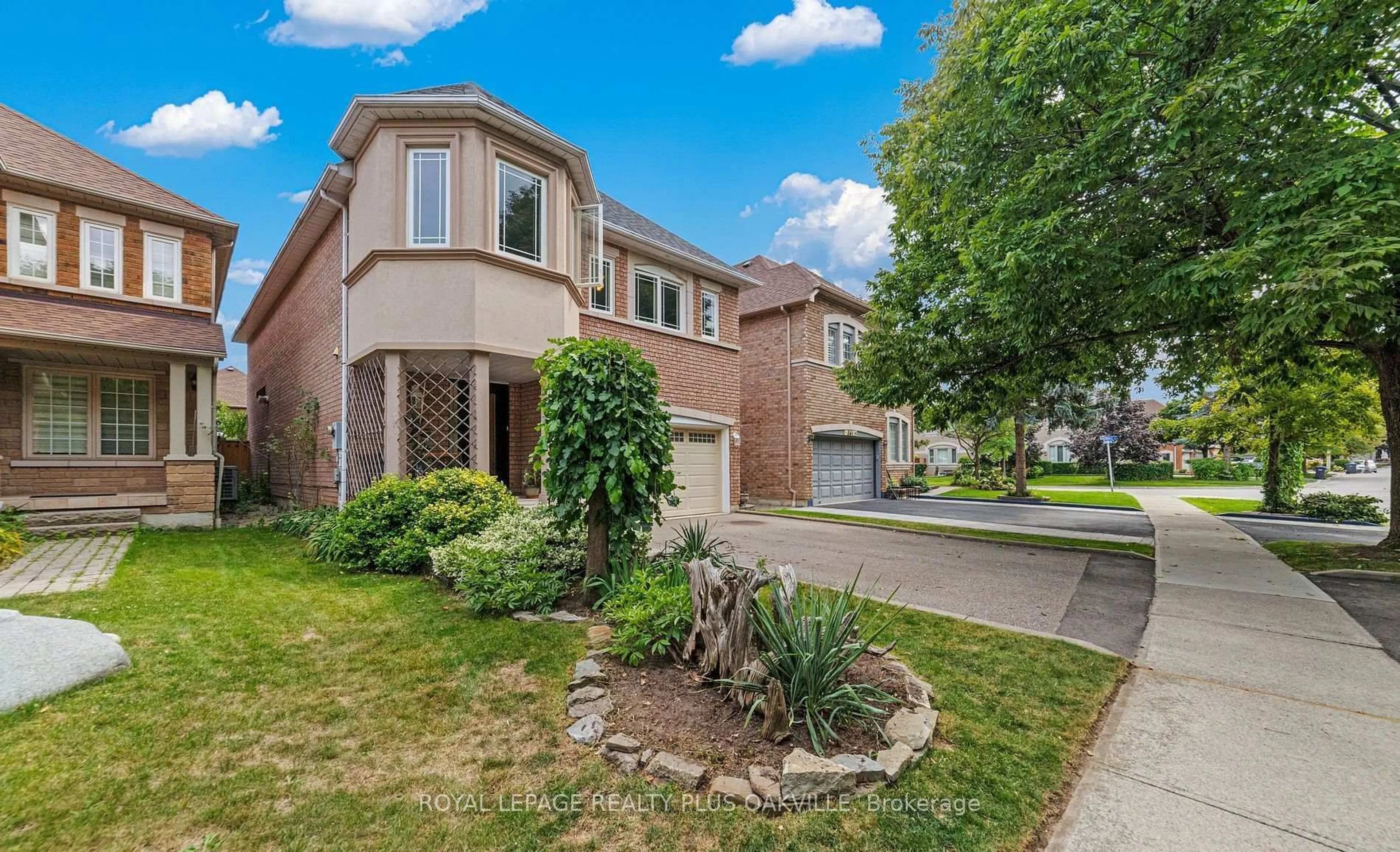 Home with brick exterior material, street for 365 Turnberry Cres, Mississauga Ontario L4Z 3W3