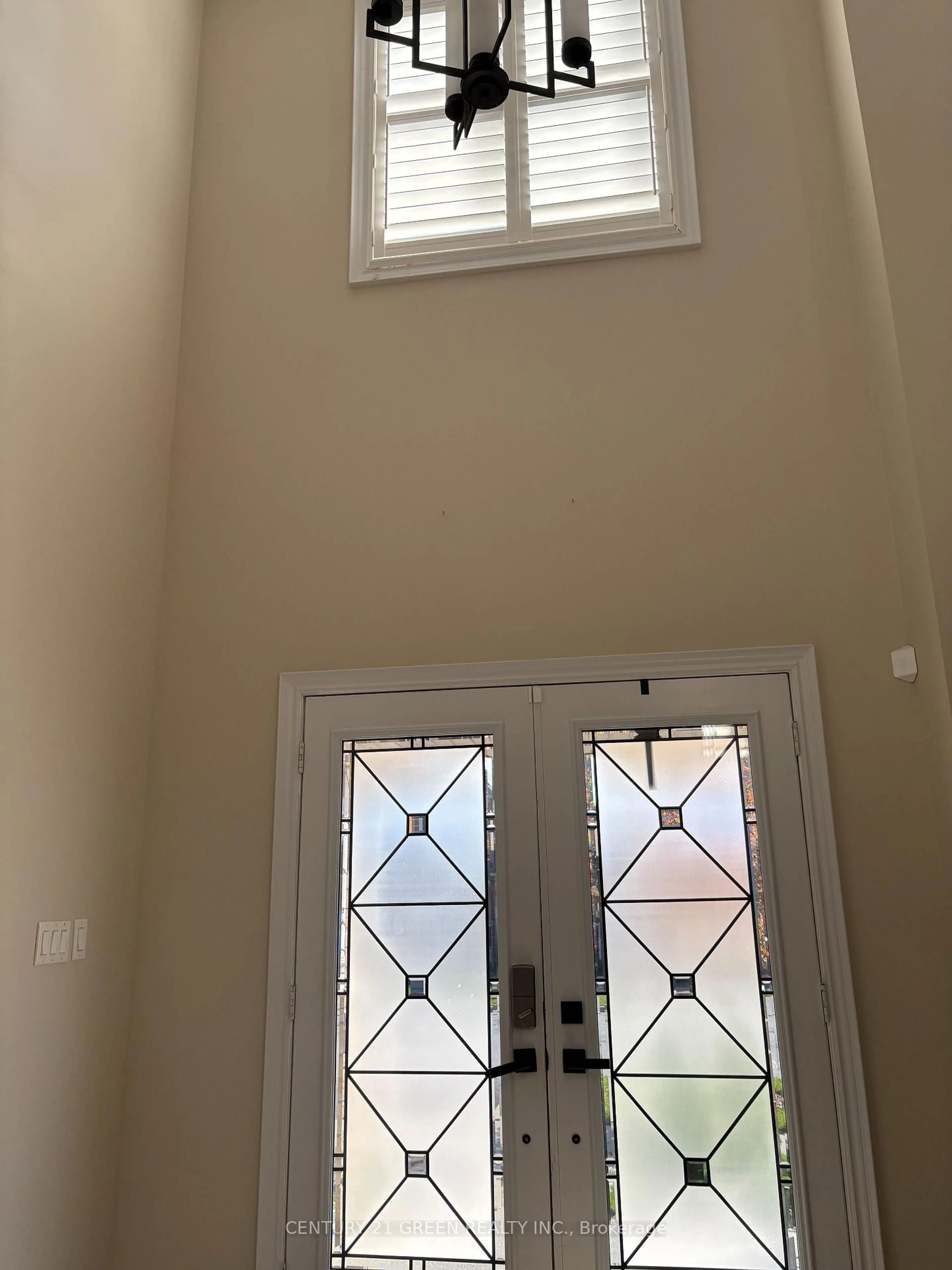 Indoor entryway for 16 Valleyway Dr, Brampton Ontario L6X 5G3