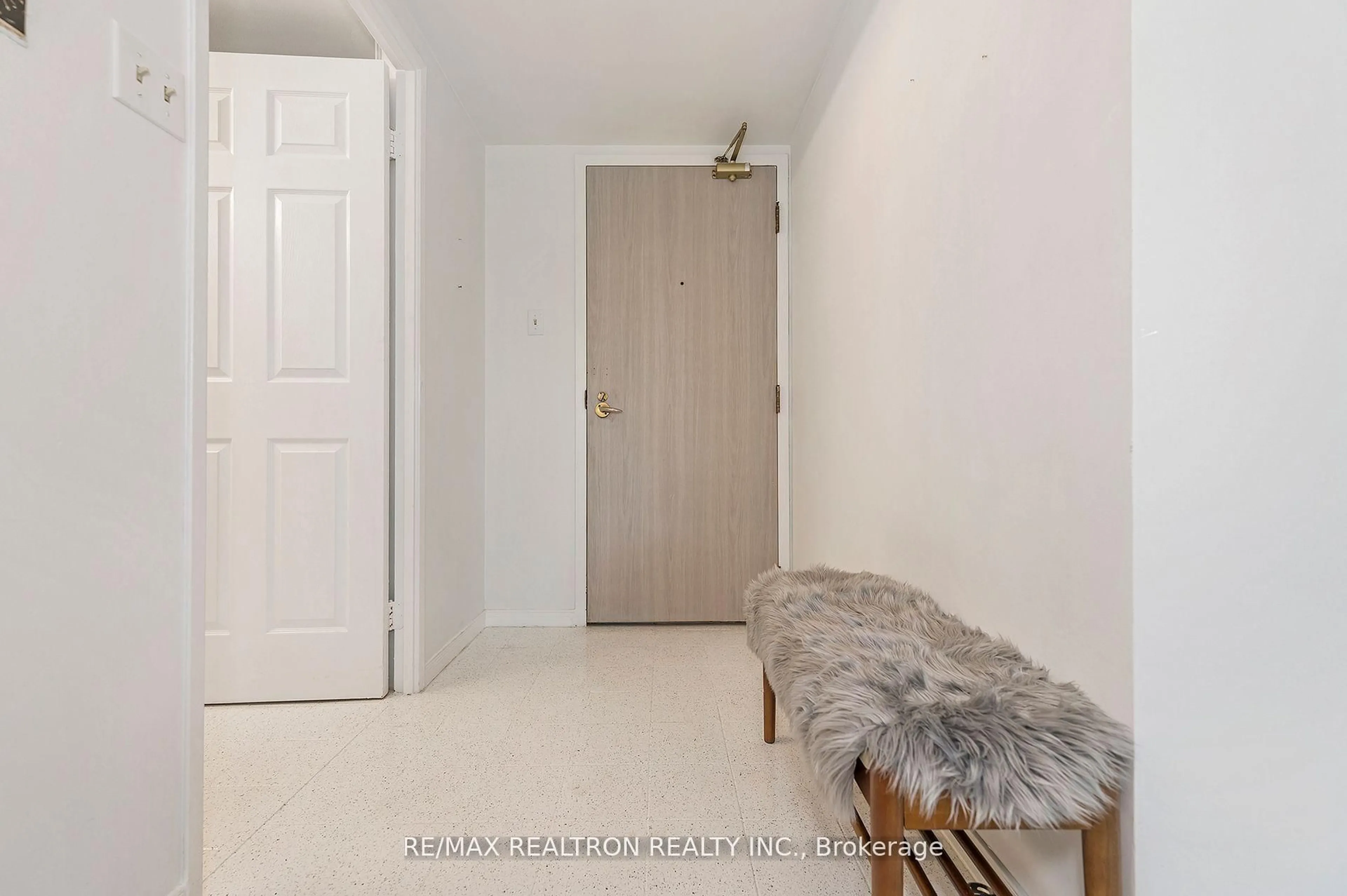Indoor entryway for 2155 Burnhamthorpe Rd #1301, Mississauga Ontario L5L 5P4