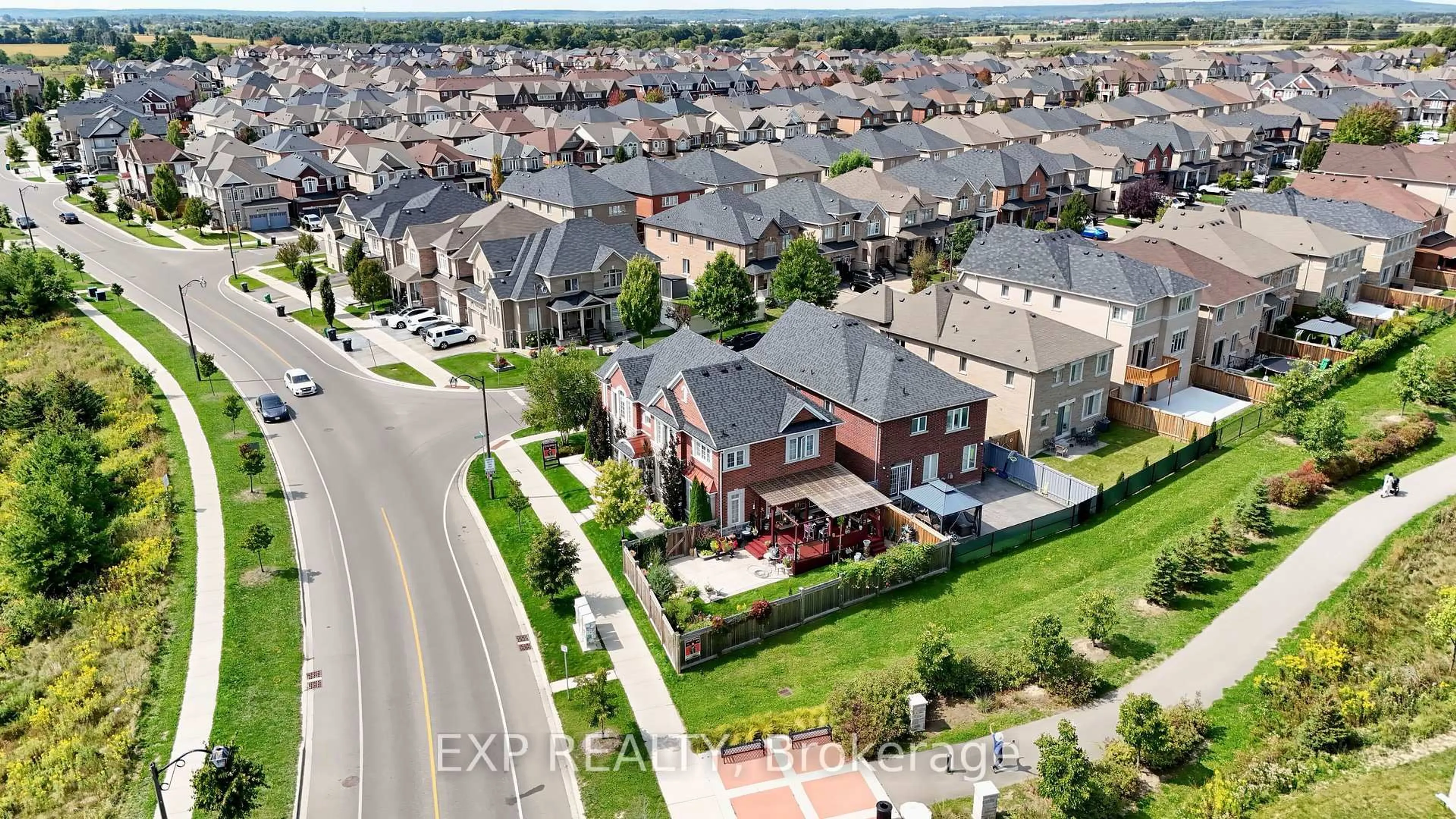 A pic from outside/outdoor area/front of a property/back of a property/a pic from drone, street for 520 Dougall Ave, Caledon Ontario L7C 3Y8