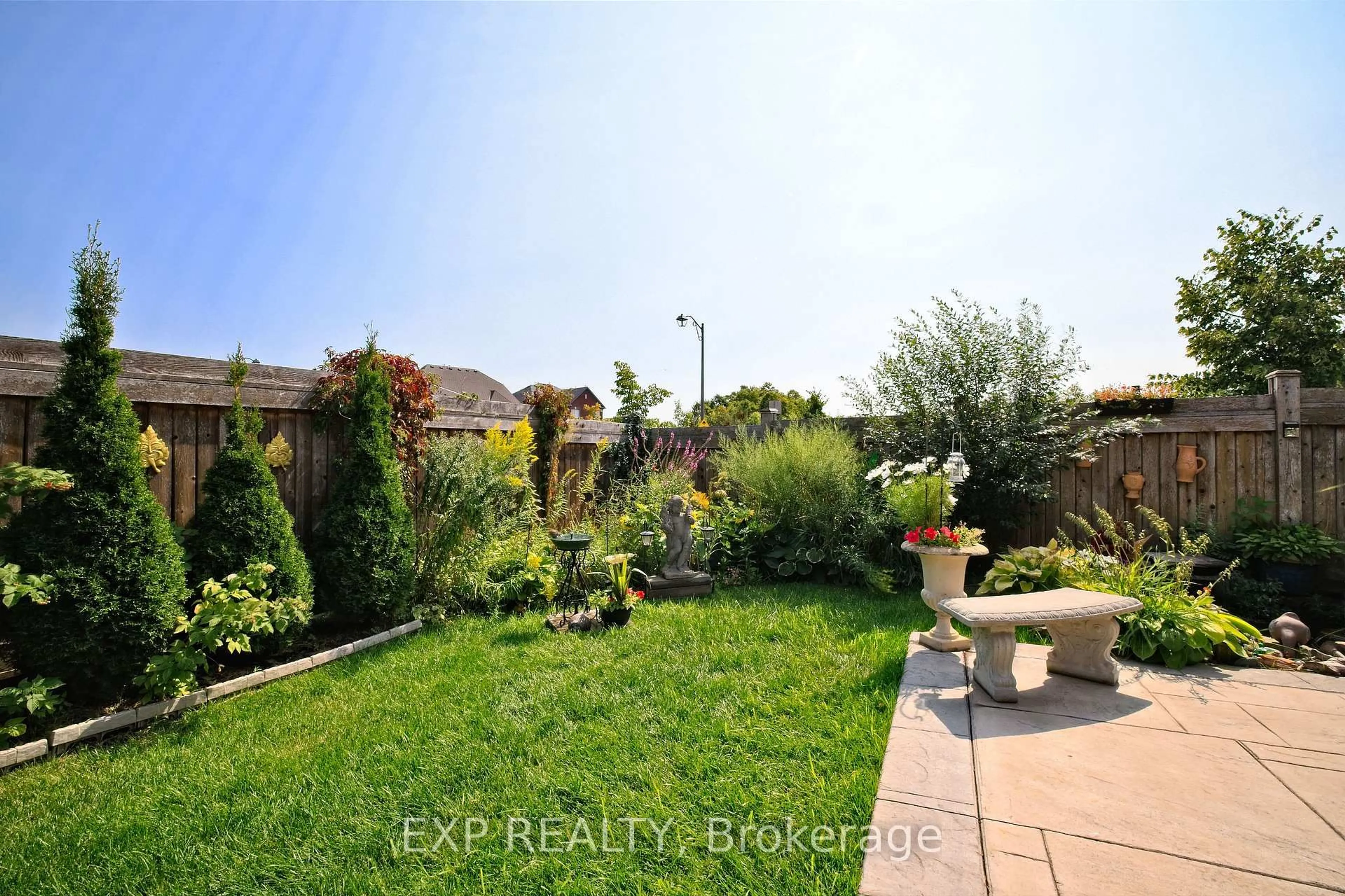 Patio, street for 520 Dougall Ave, Caledon Ontario L7C 3Y8