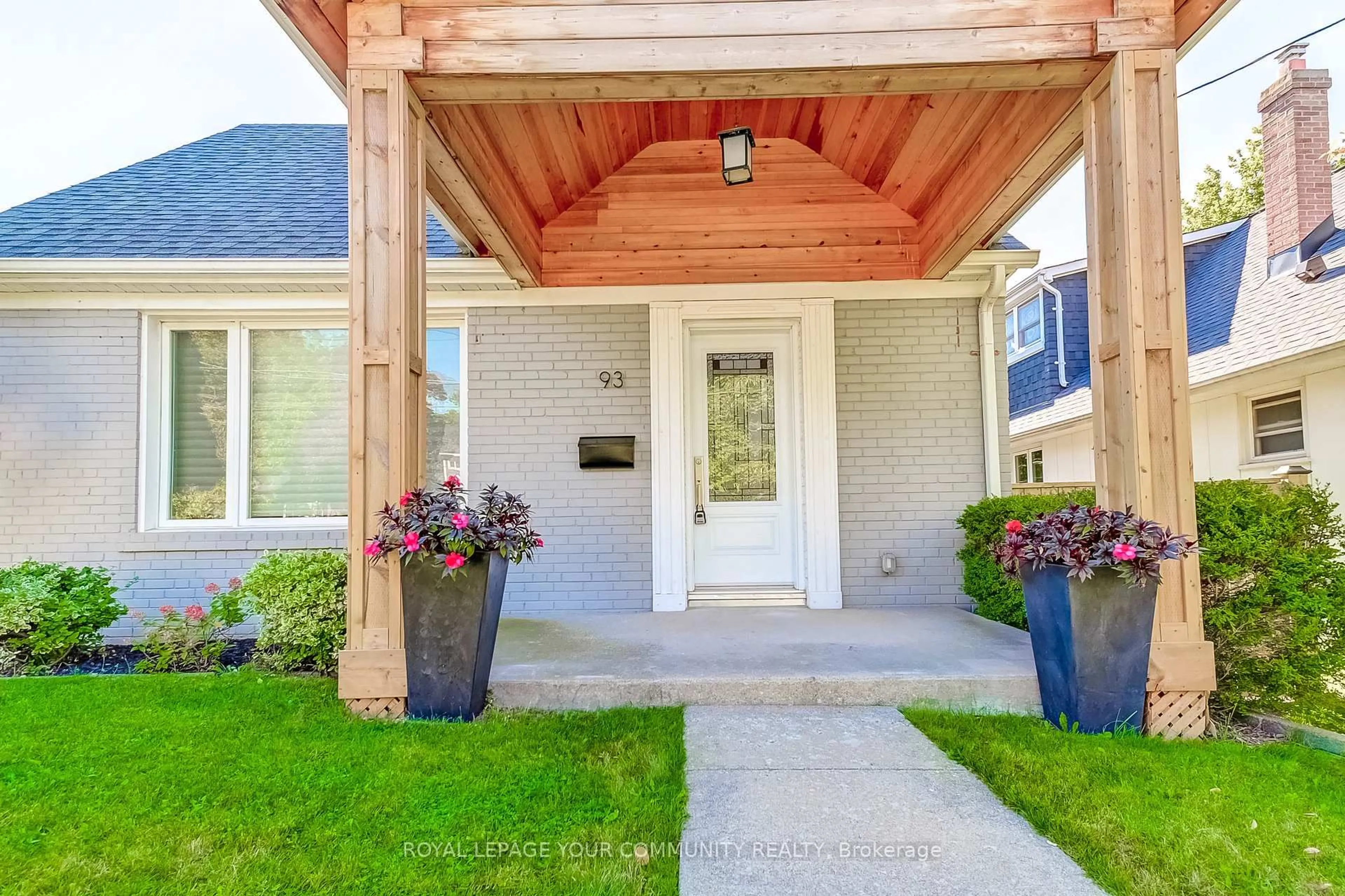 Indoor entryway for 93 Gair Dr, Toronto Ontario M8W 4P9