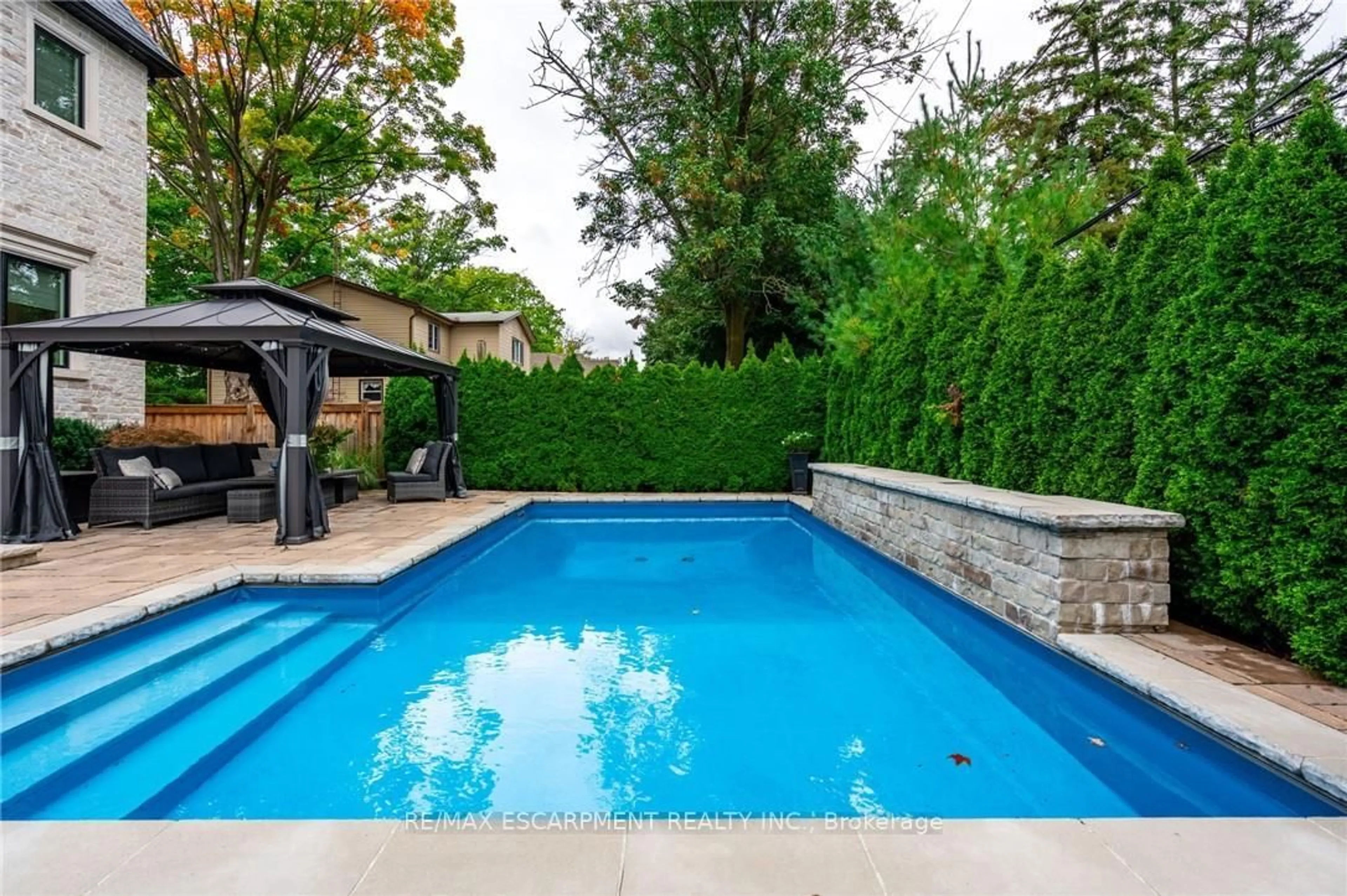 Pool for 385 Pine Cove Rd, Burlington Ontario L7N 1W4