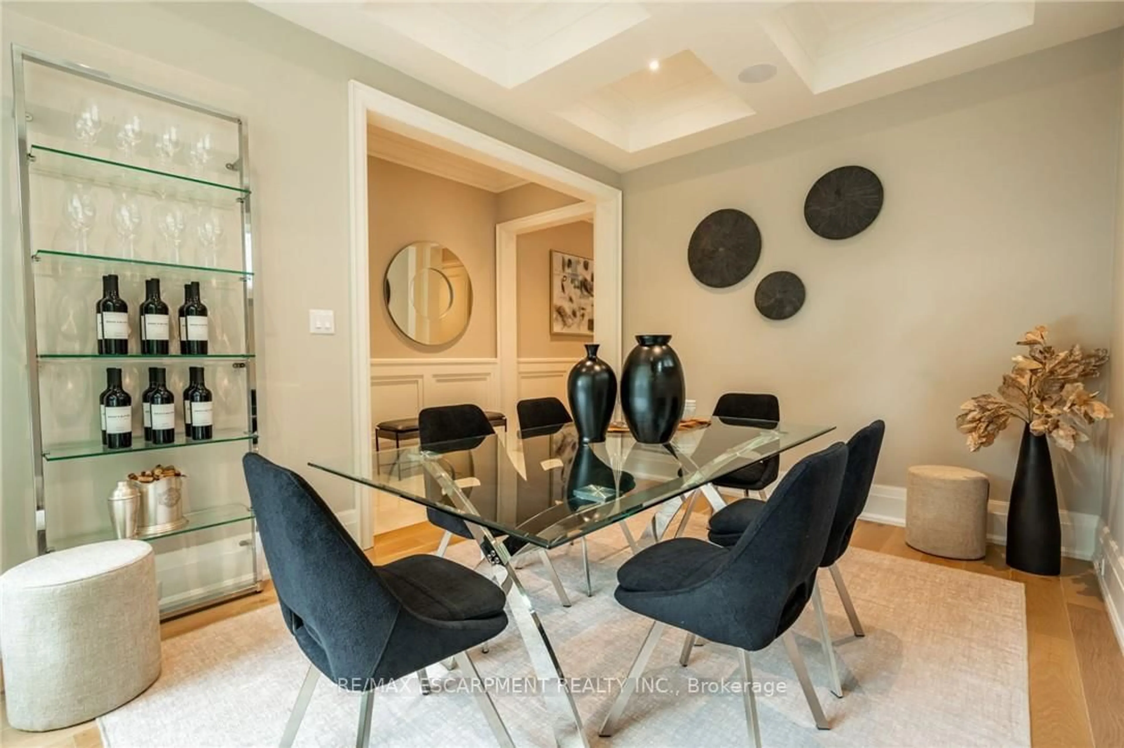 Dining room, unknown for 385 Pine Cove Rd, Burlington Ontario L7N 1W4