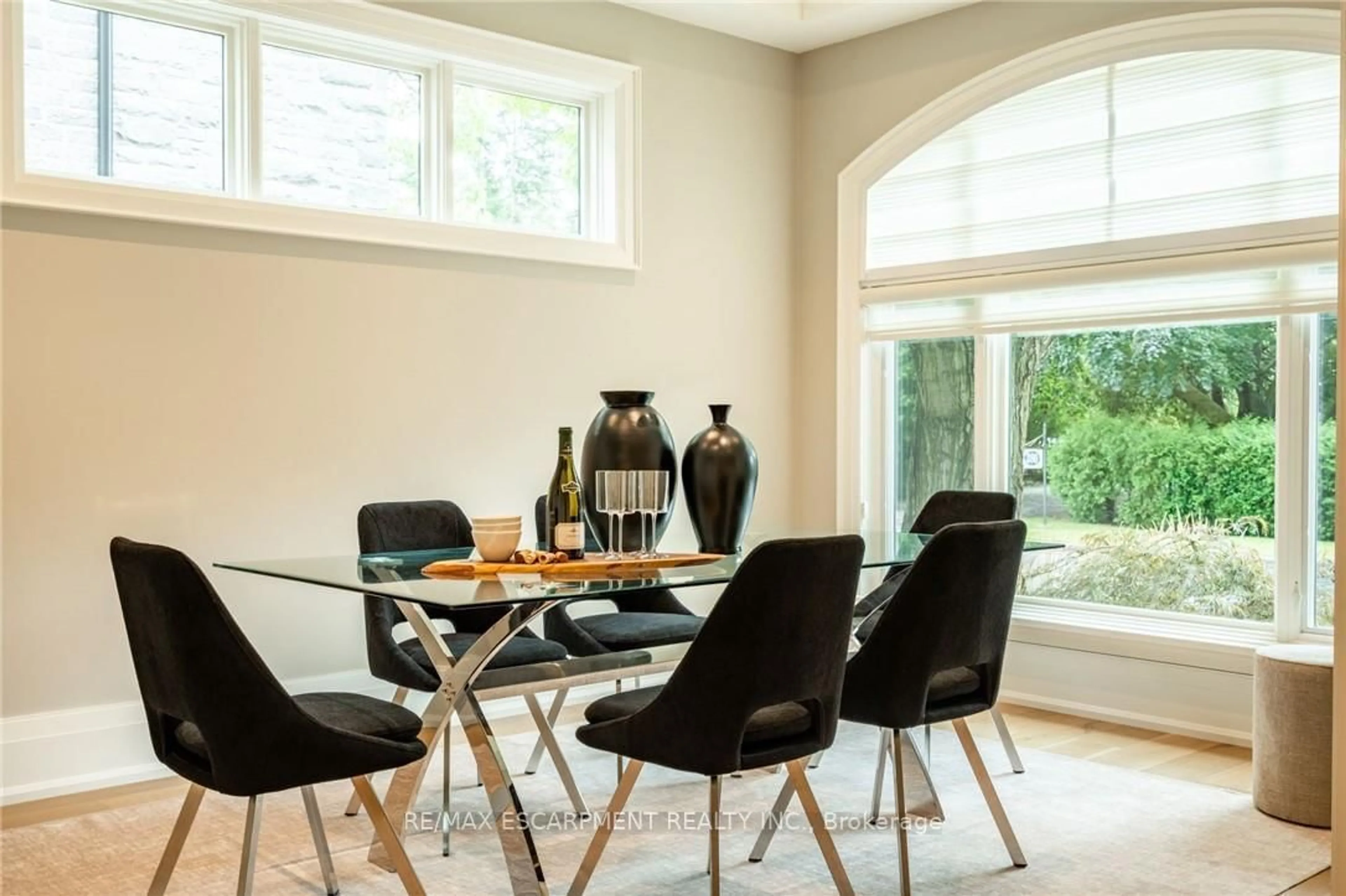 Dining room, unknown for 385 Pine Cove Rd, Burlington Ontario L7N 1W4