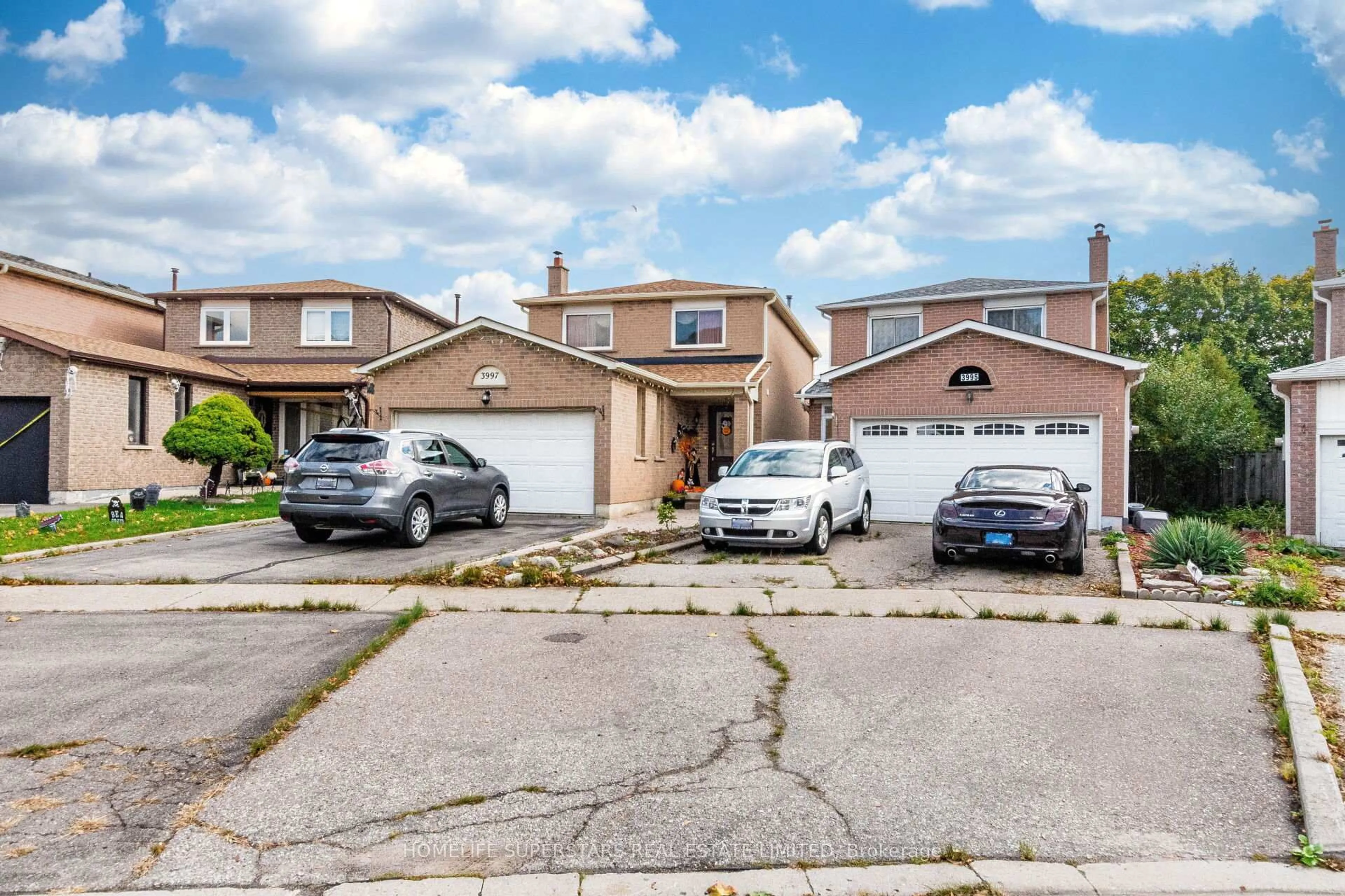 A pic from outside/outdoor area/front of a property/back of a property/a pic from drone, street for 3995 Chicory Crt, Mississauga Ontario L5C 3S8
