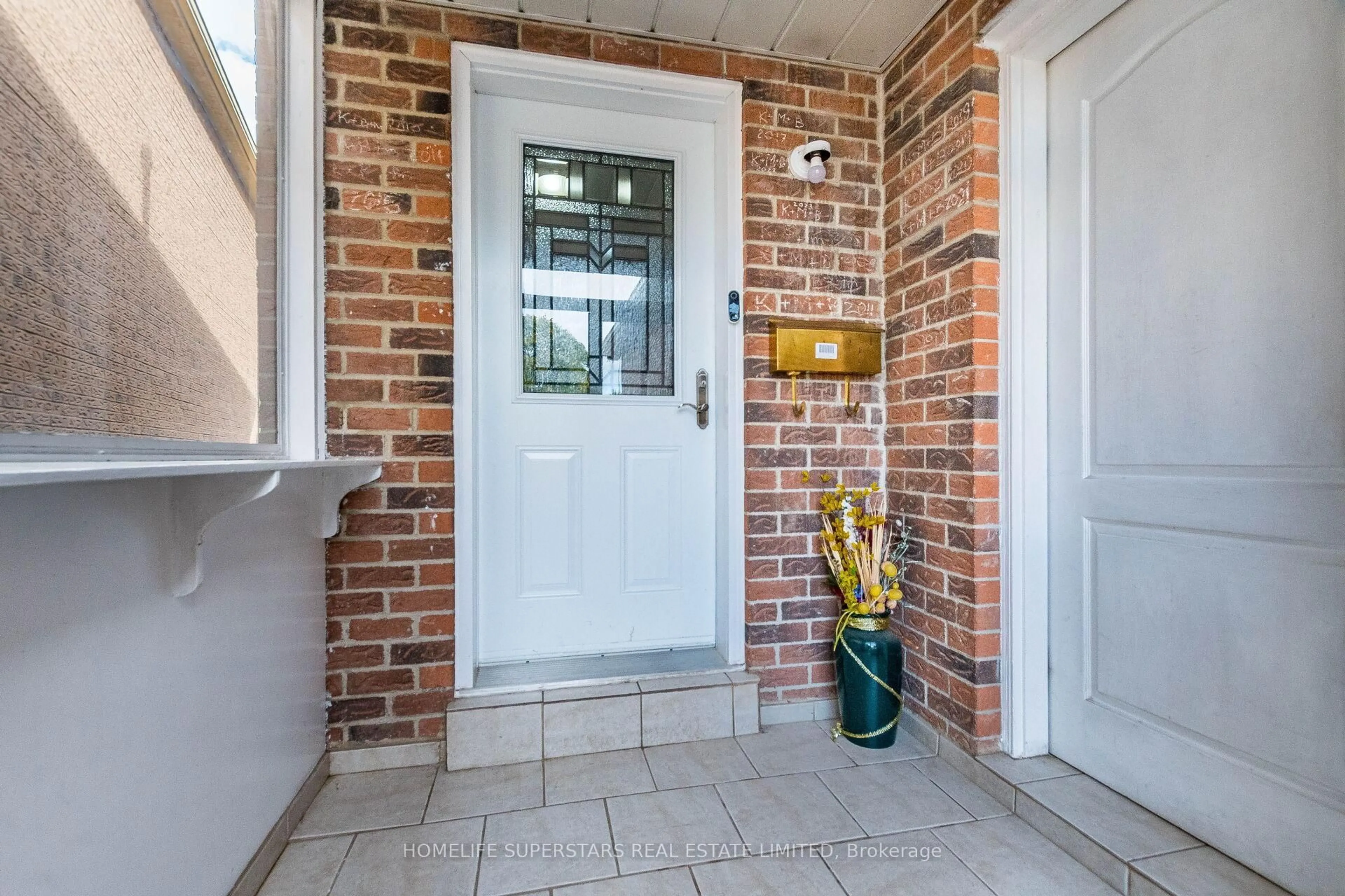Indoor entryway for 3995 Chicory Crt, Mississauga Ontario L5C 3S8