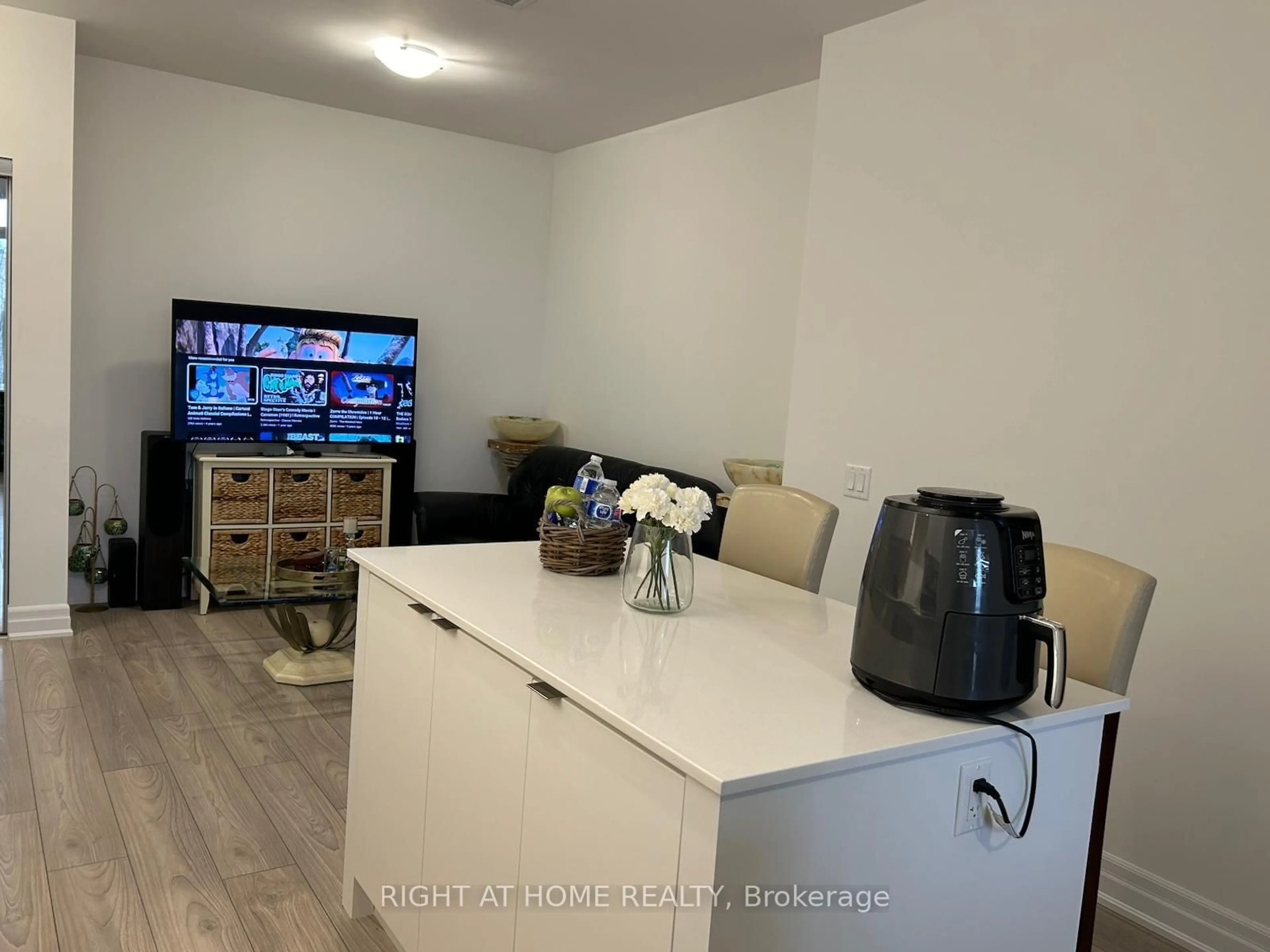 A pic of a room for 36 Elm Dr #202, Mississauga Ontario L5B 0N3