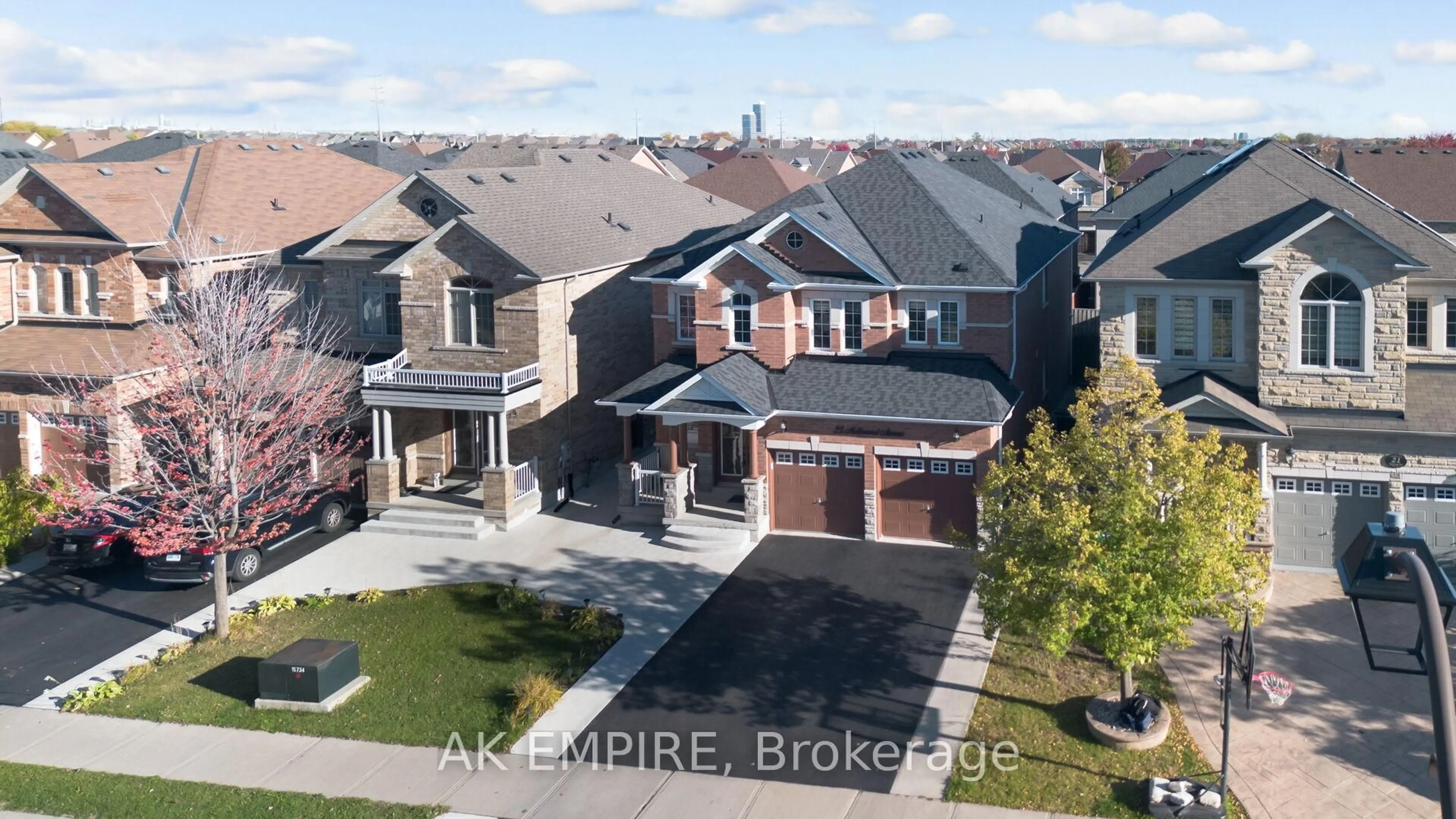 A pic from outside/outdoor area/front of a property/back of a property/a pic from drone, street for 23 Mellowood Ave, Brampton Ontario L6P 2P2