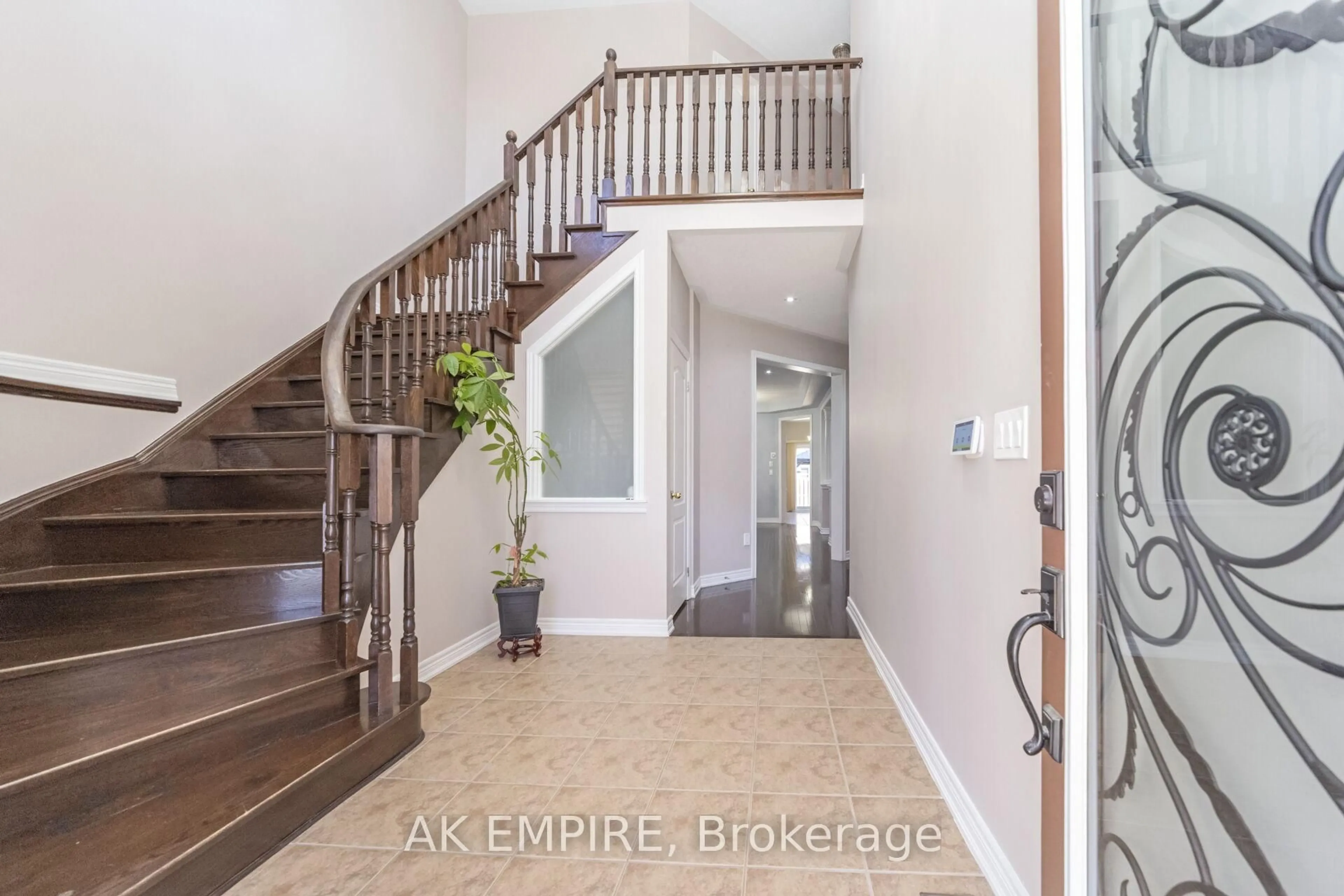 Indoor entryway for 23 Mellowood Ave, Brampton Ontario L6P 2P2