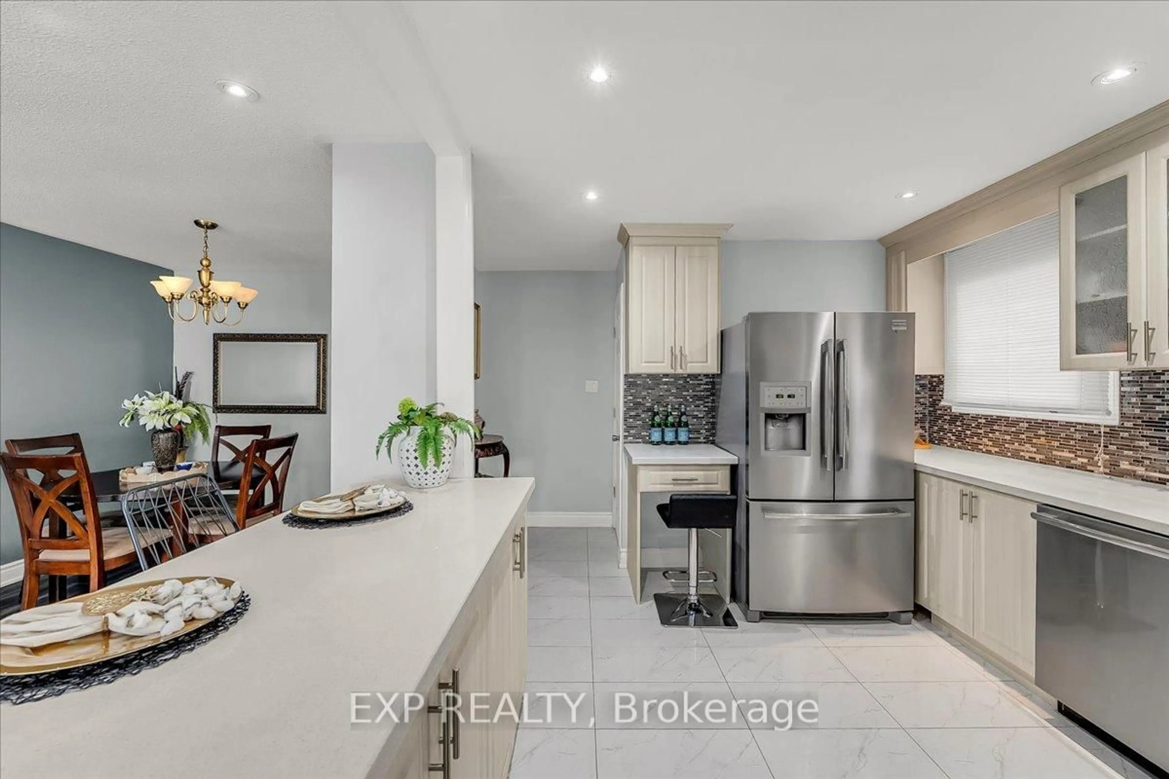 Open concept kitchen, ceramic/tile floor for 135 Mill St, Brampton Ontario L6X 2P1