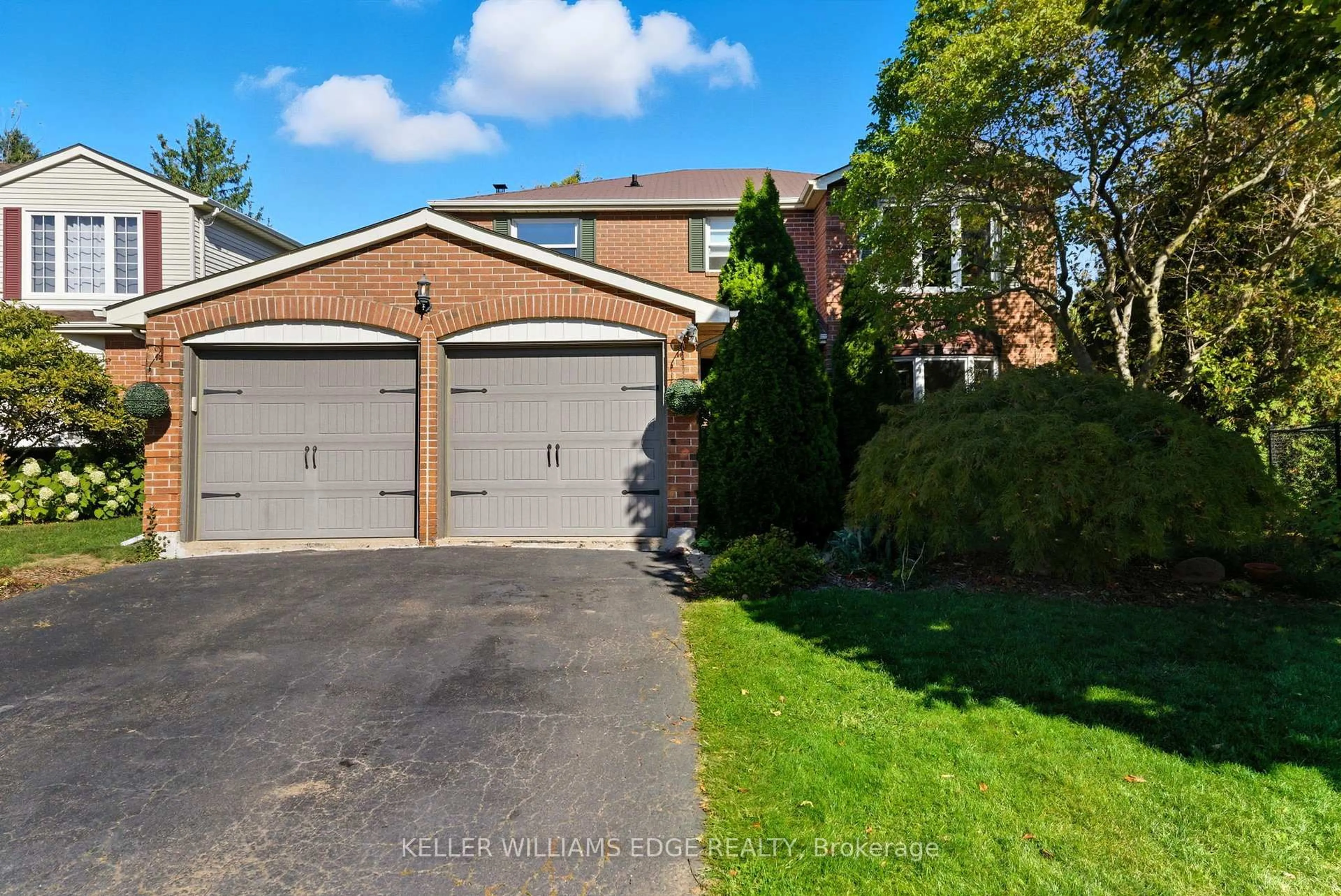 A pic from outside/outdoor area/front of a property/back of a property/a pic from drone, street for 2163 Winding Way, Burlington Ontario L7M 2Y2