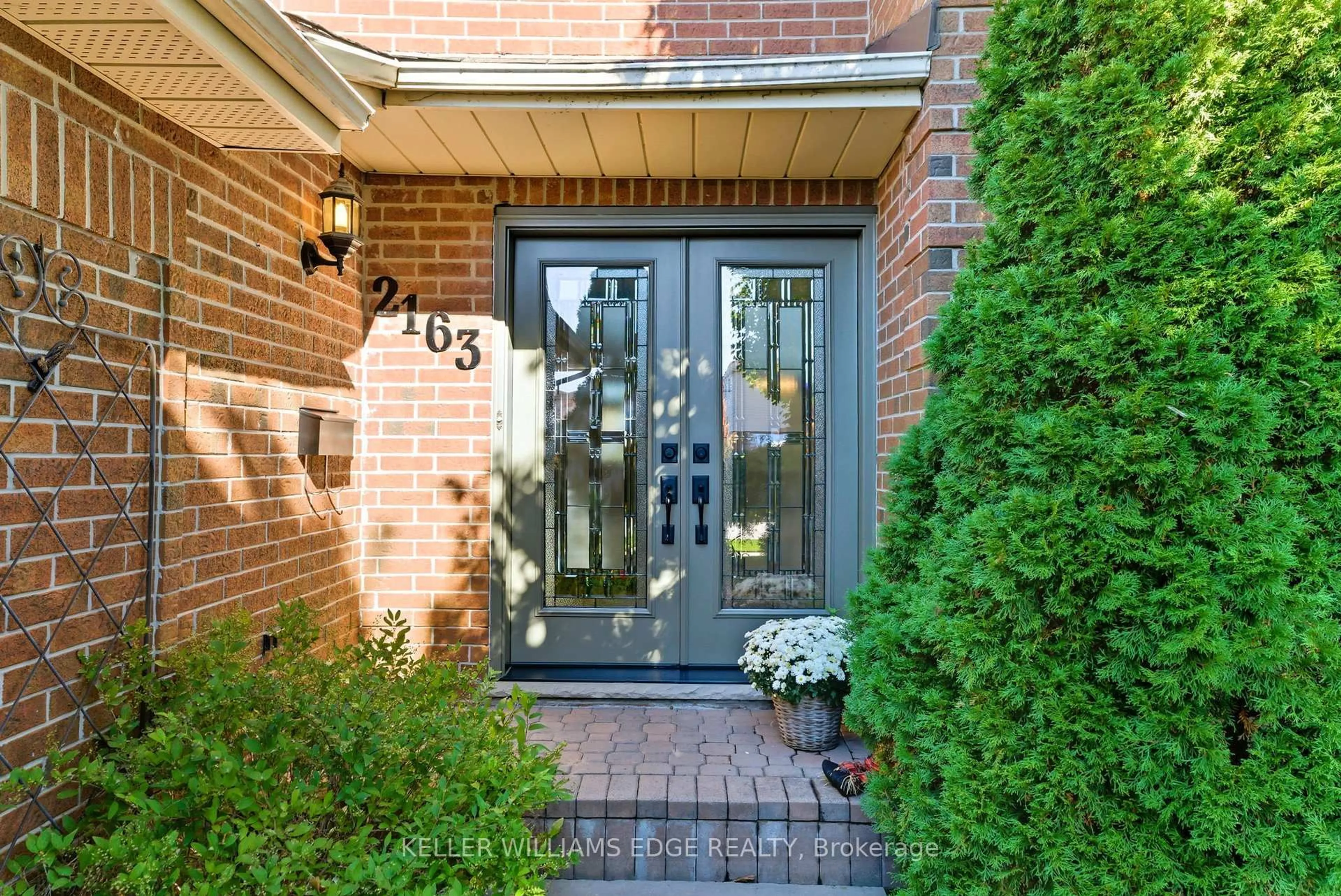 Indoor entryway for 2163 Winding Way, Burlington Ontario L7M 2Y2