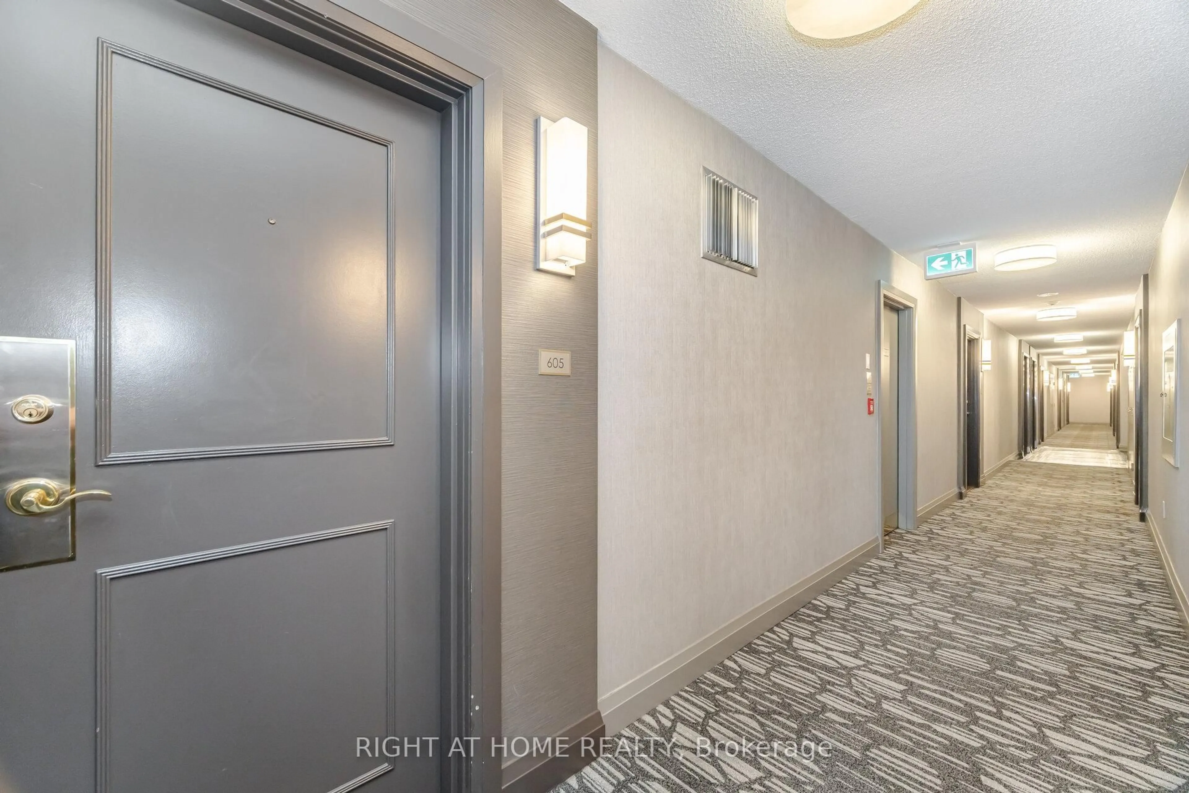 Indoor foyer for 1140 Parkwest Pl #605, Mississauga Ontario L5E 3K9