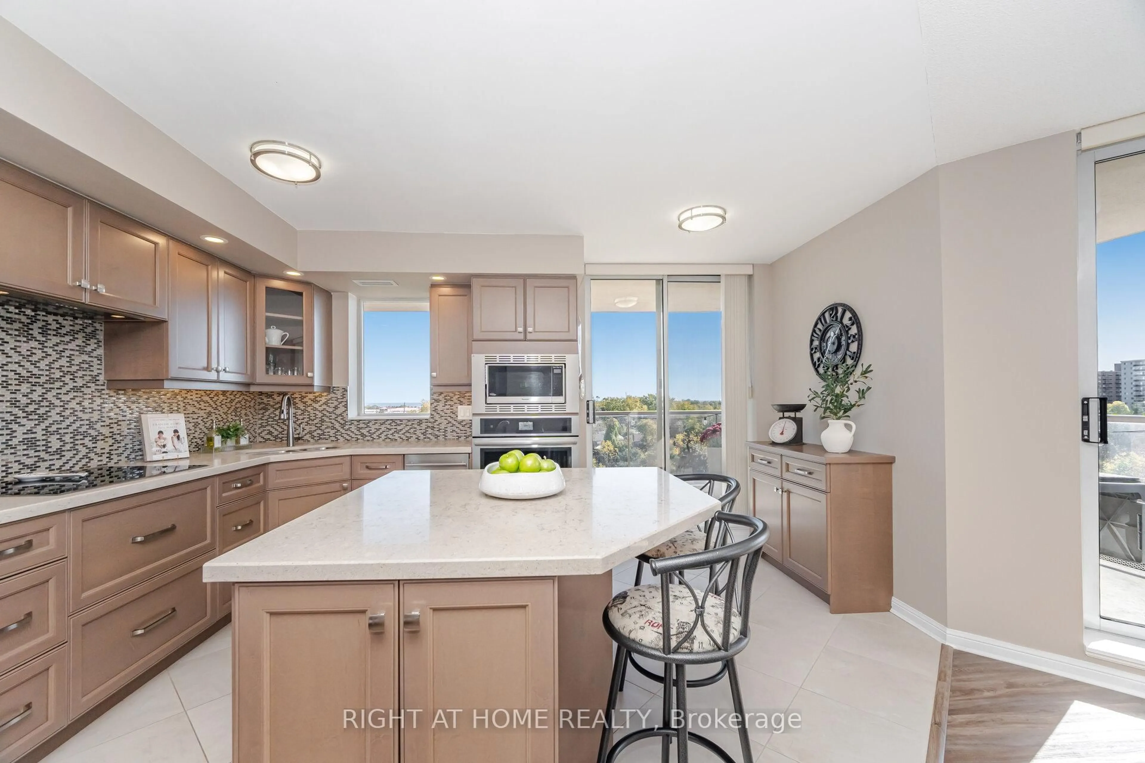Open concept kitchen, ceramic/tile floor for 1140 Parkwest Pl #605, Mississauga Ontario L5E 3K9
