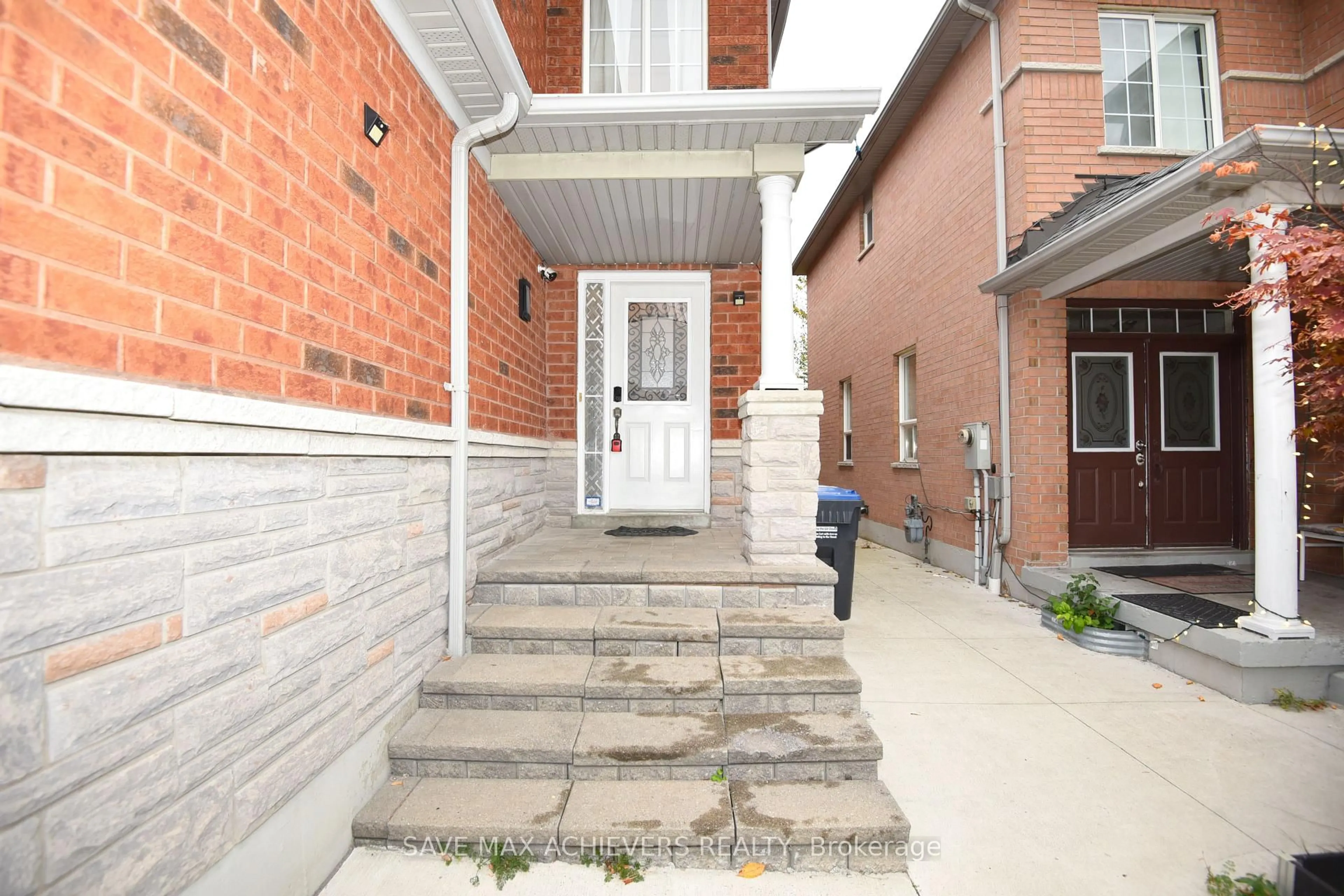 Home with brick exterior material, street for 521 Navigator Dr, Mississauga Ontario L5W 1P5