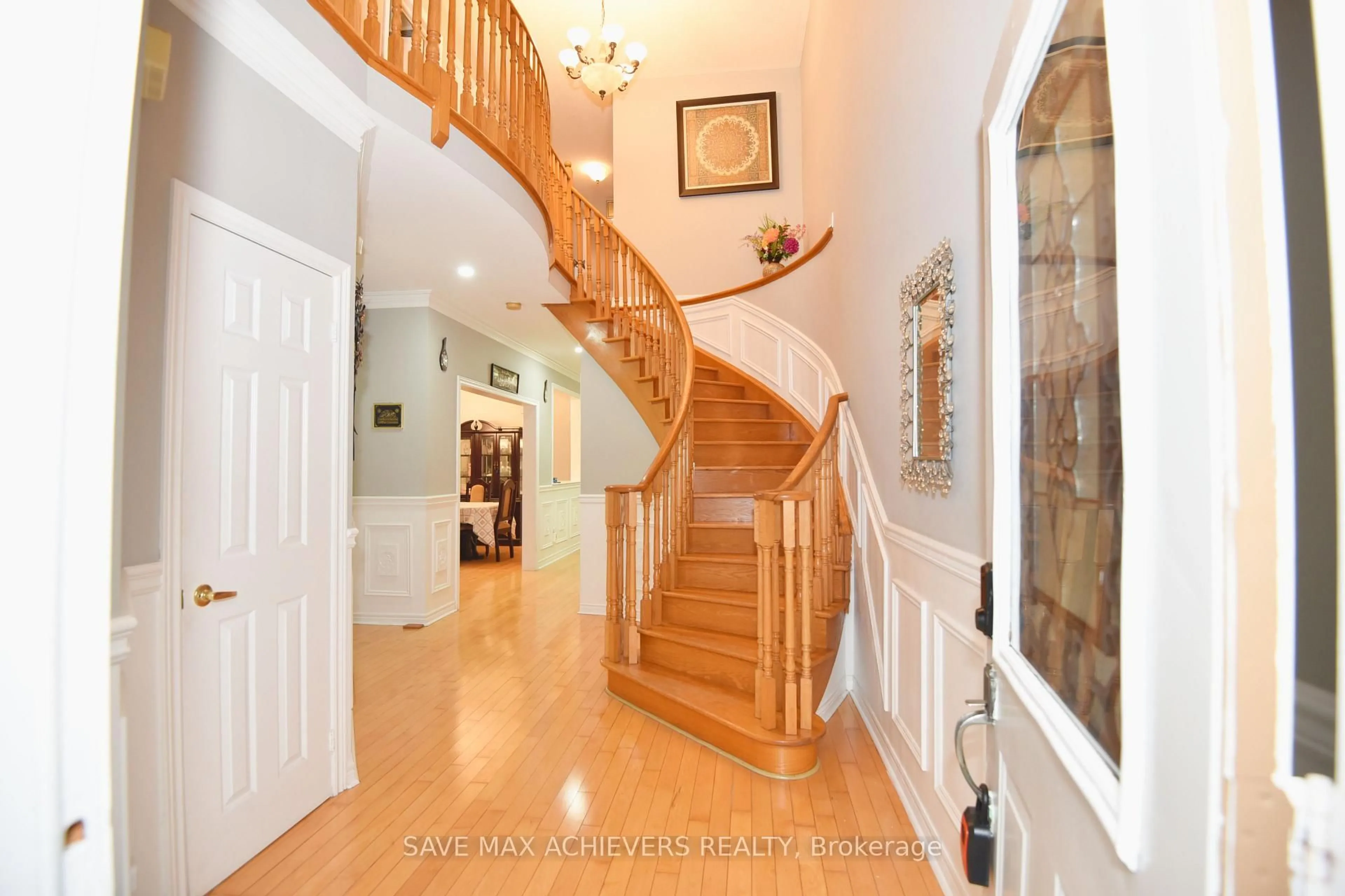 Indoor foyer for 521 Navigator Dr, Mississauga Ontario L5W 1P5