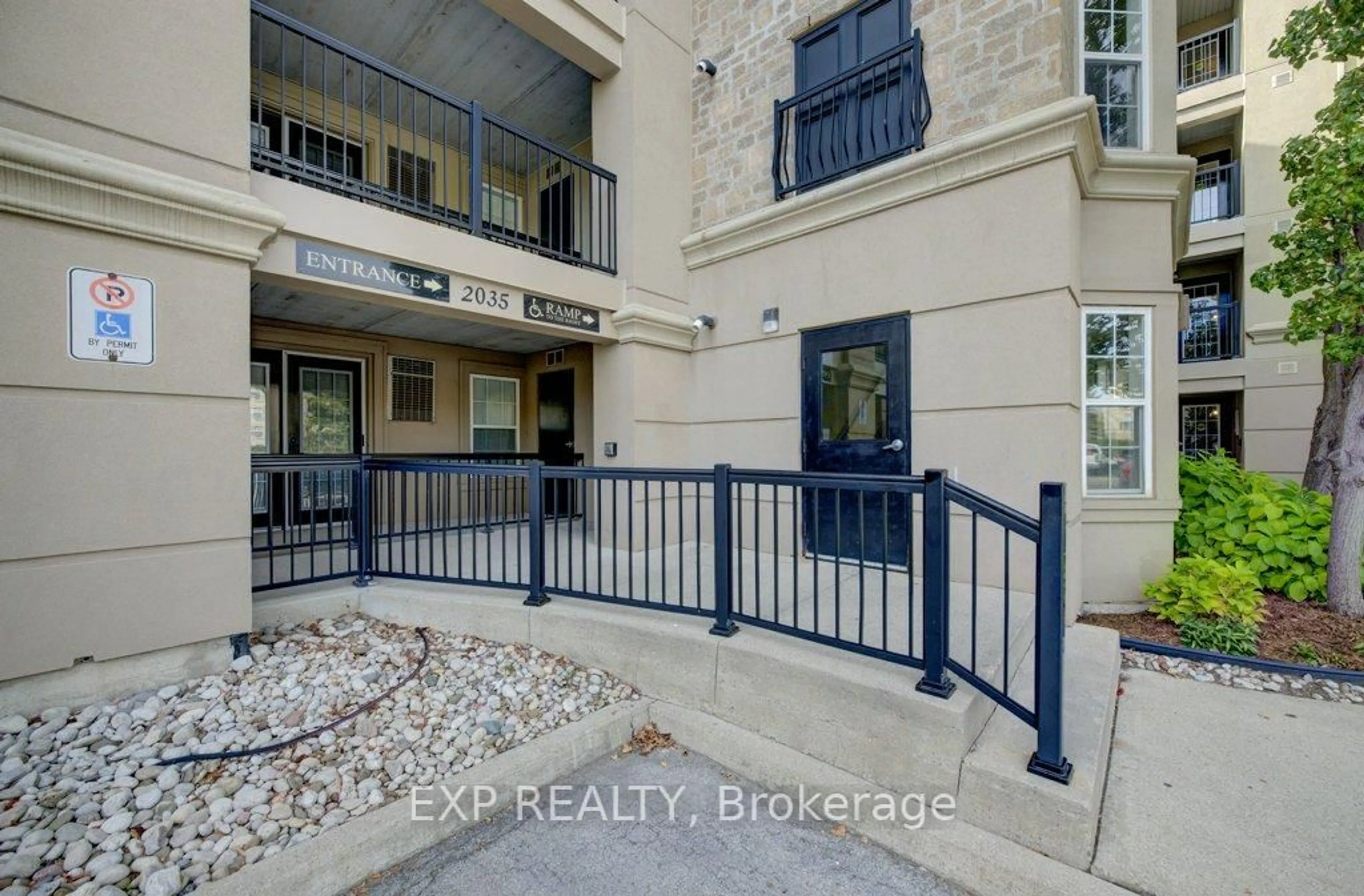Indoor entryway for 2035 Appleby Line #208, Burlington Ontario L7L 7G8