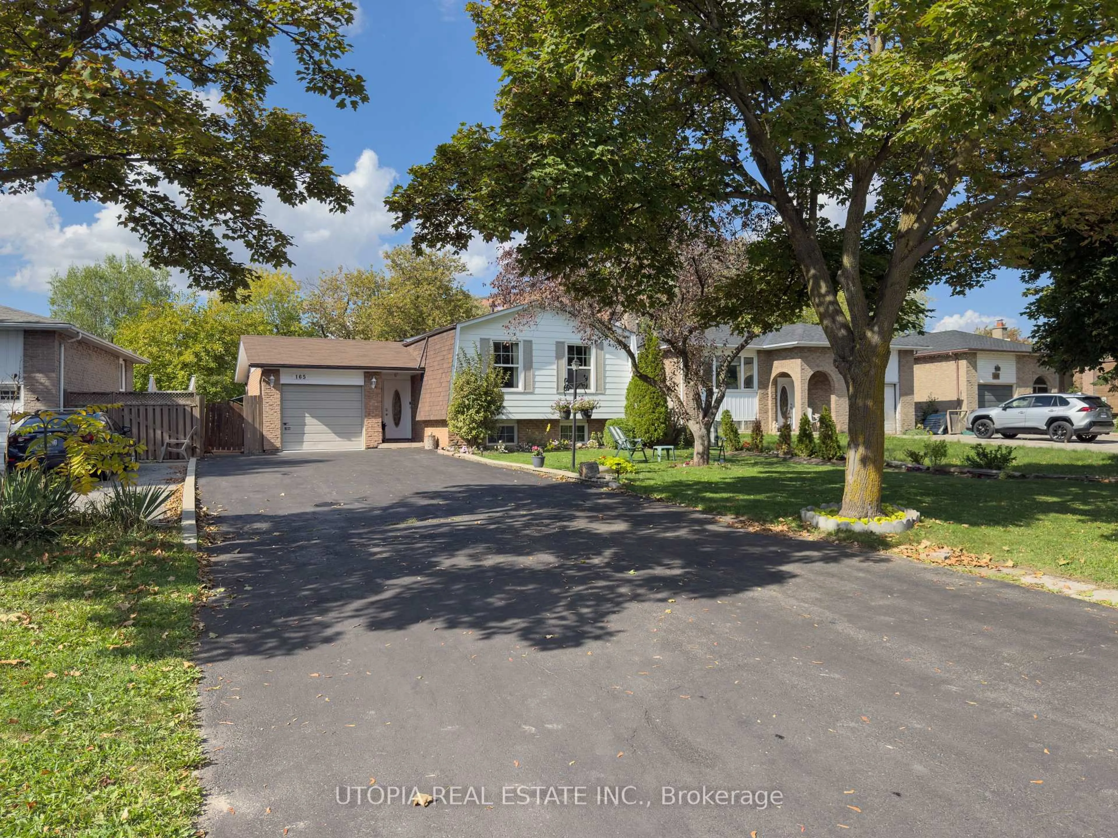 A pic from outside/outdoor area/front of a property/back of a property/a pic from drone, street for 165 North Service Rd, Oakville Ontario L6H 1A4