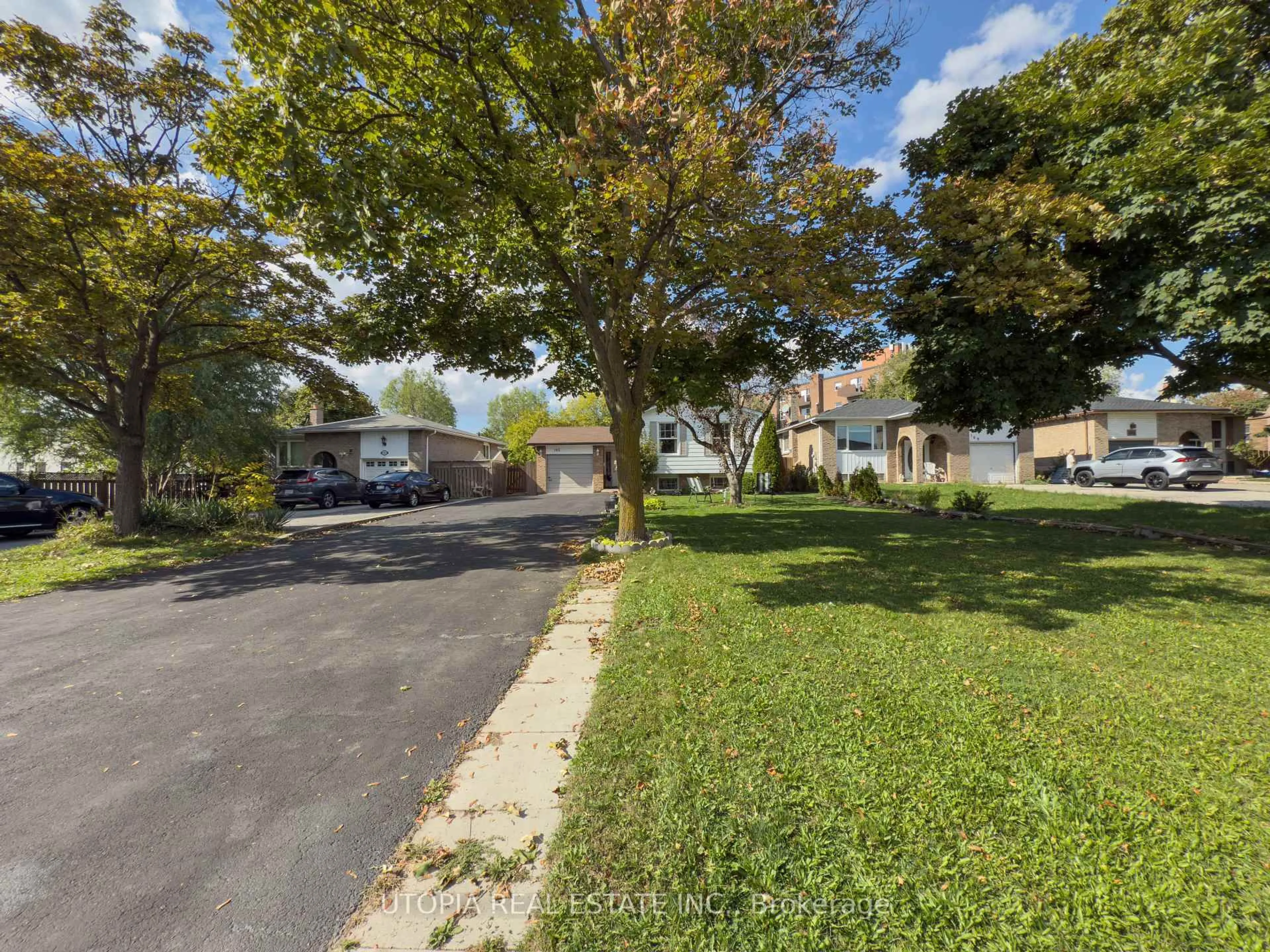 A pic from outside/outdoor area/front of a property/back of a property/a pic from drone, street for 165 North Service Rd, Oakville Ontario L6H 1A4
