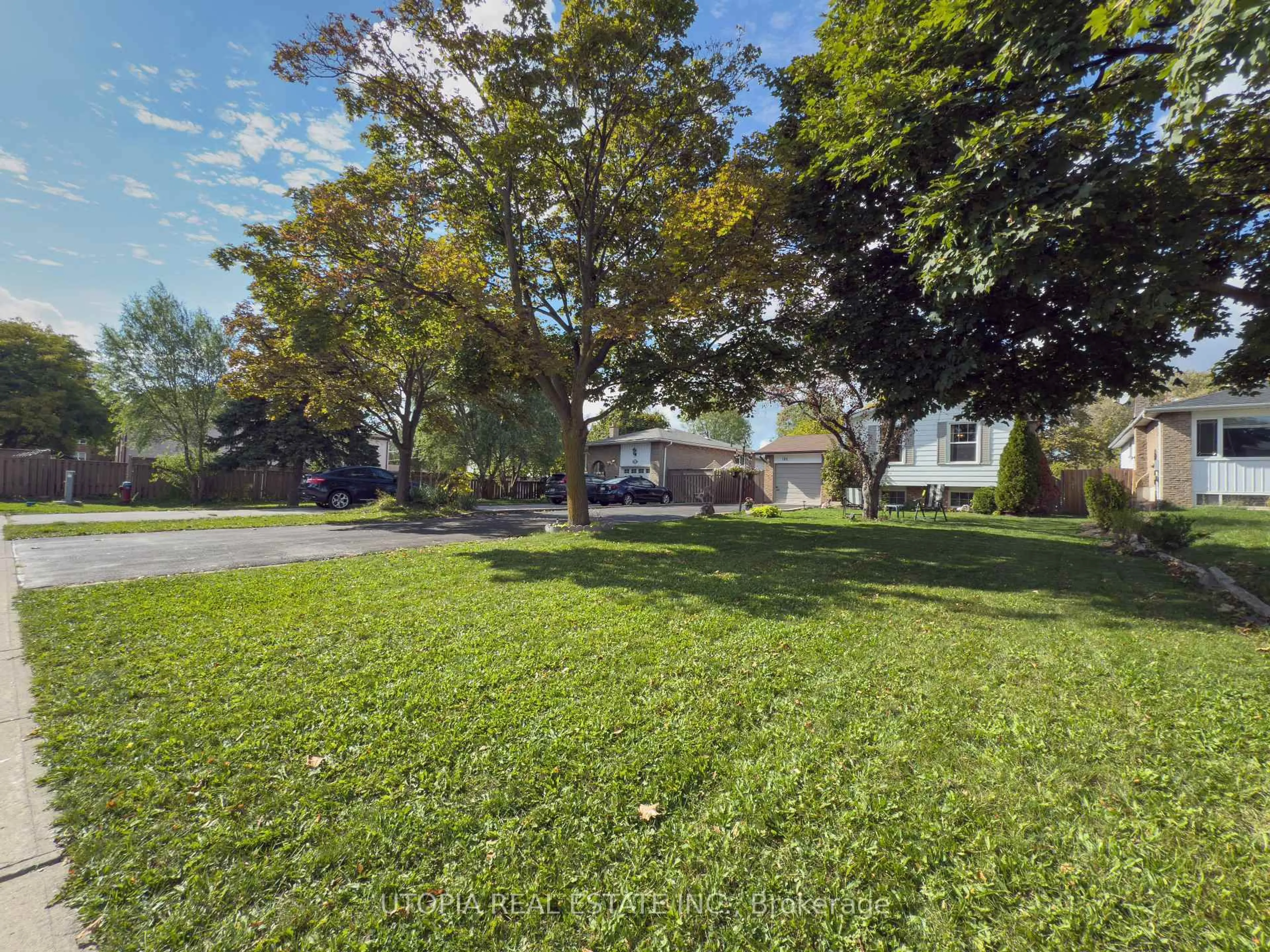 A pic from outside/outdoor area/front of a property/back of a property/a pic from drone, street for 165 North Service Rd, Oakville Ontario L6H 1A4