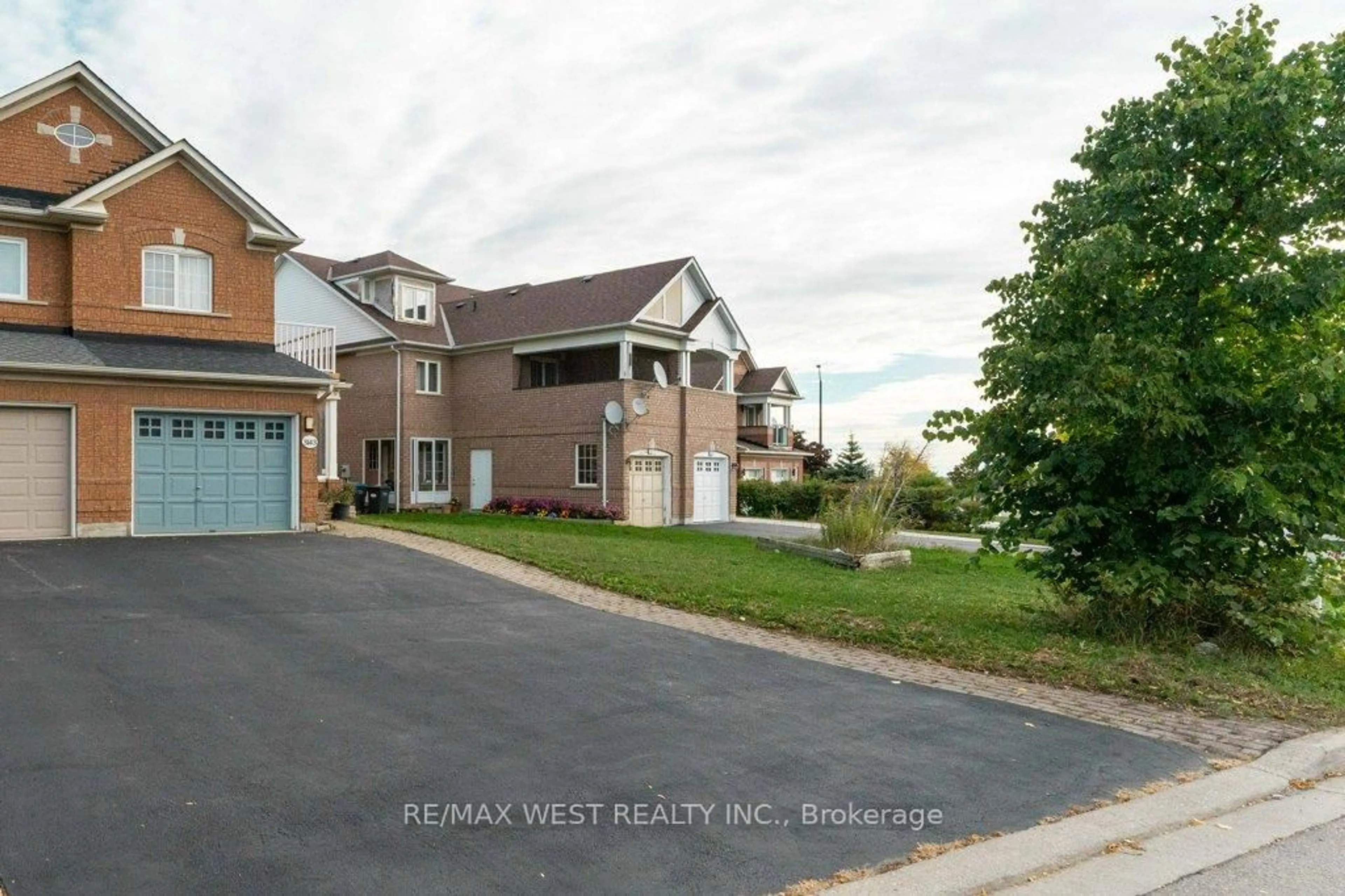 A pic from outside/outdoor area/front of a property/back of a property/a pic from drone, street for 3143 Clayhill Rd, Mississauga Ontario L5B 4J3