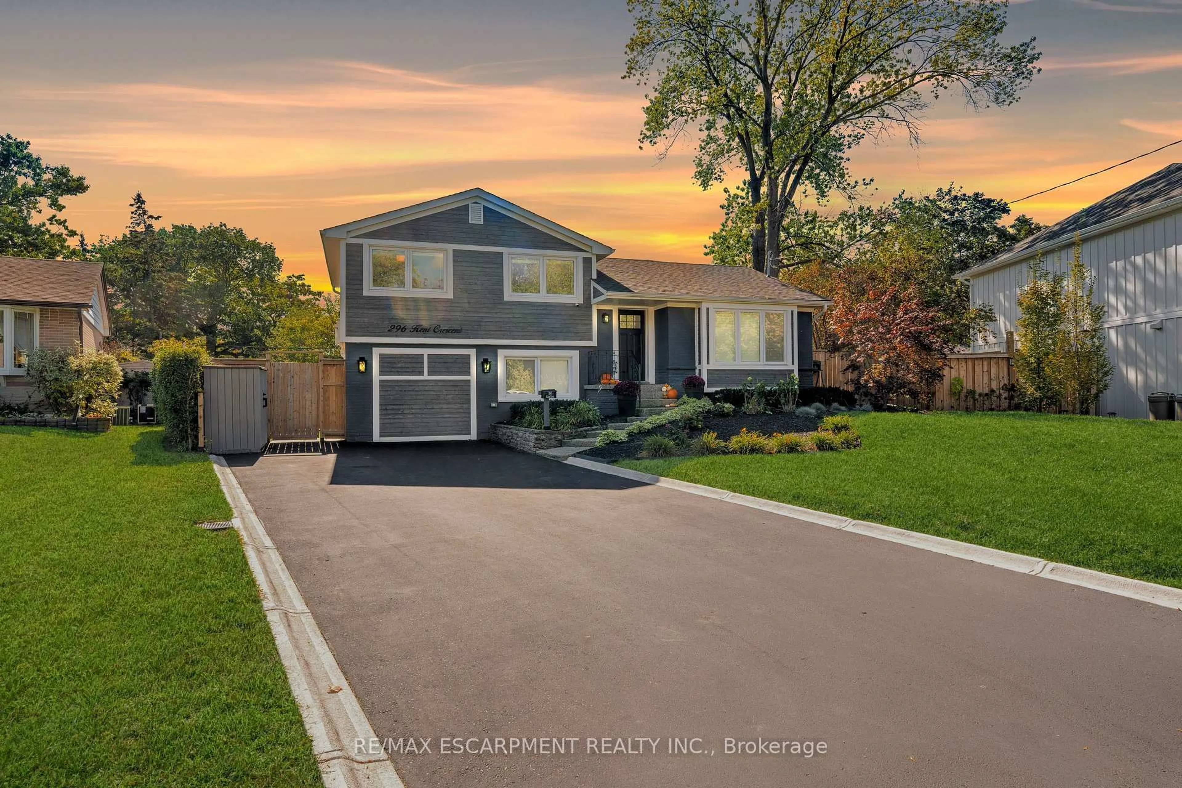 Home with vinyl exterior material, street for 296 Kent Cres, Burlington Ontario L7L 4T1