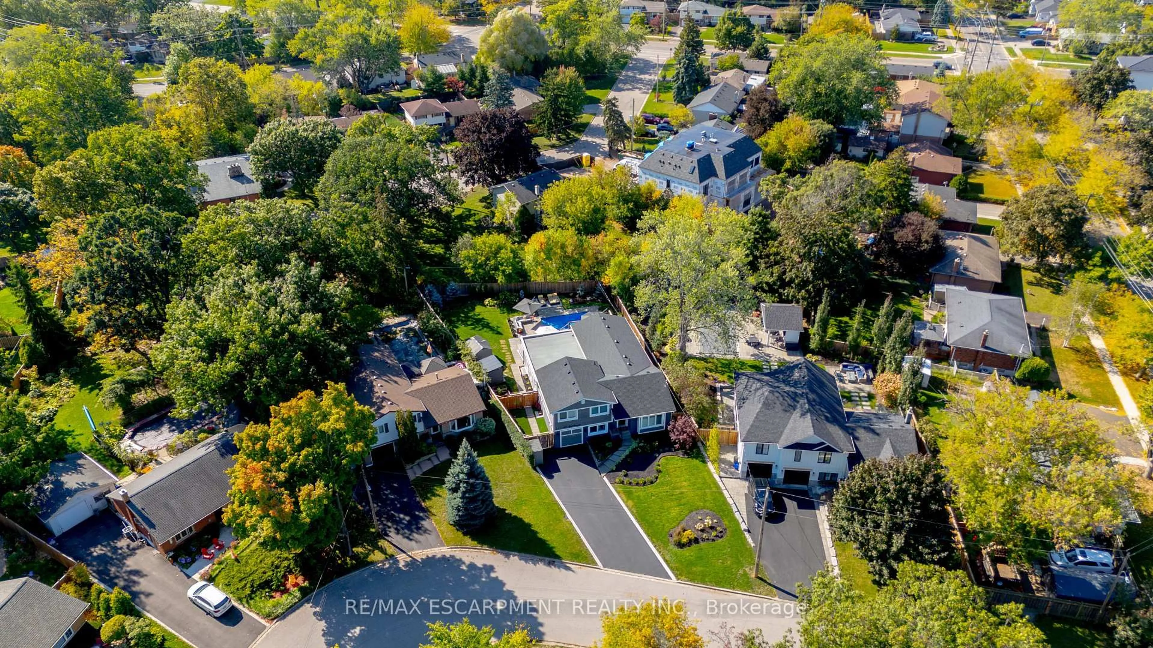 A pic from outside/outdoor area/front of a property/back of a property/a pic from drone, street for 296 Kent Cres, Burlington Ontario L7L 4T1