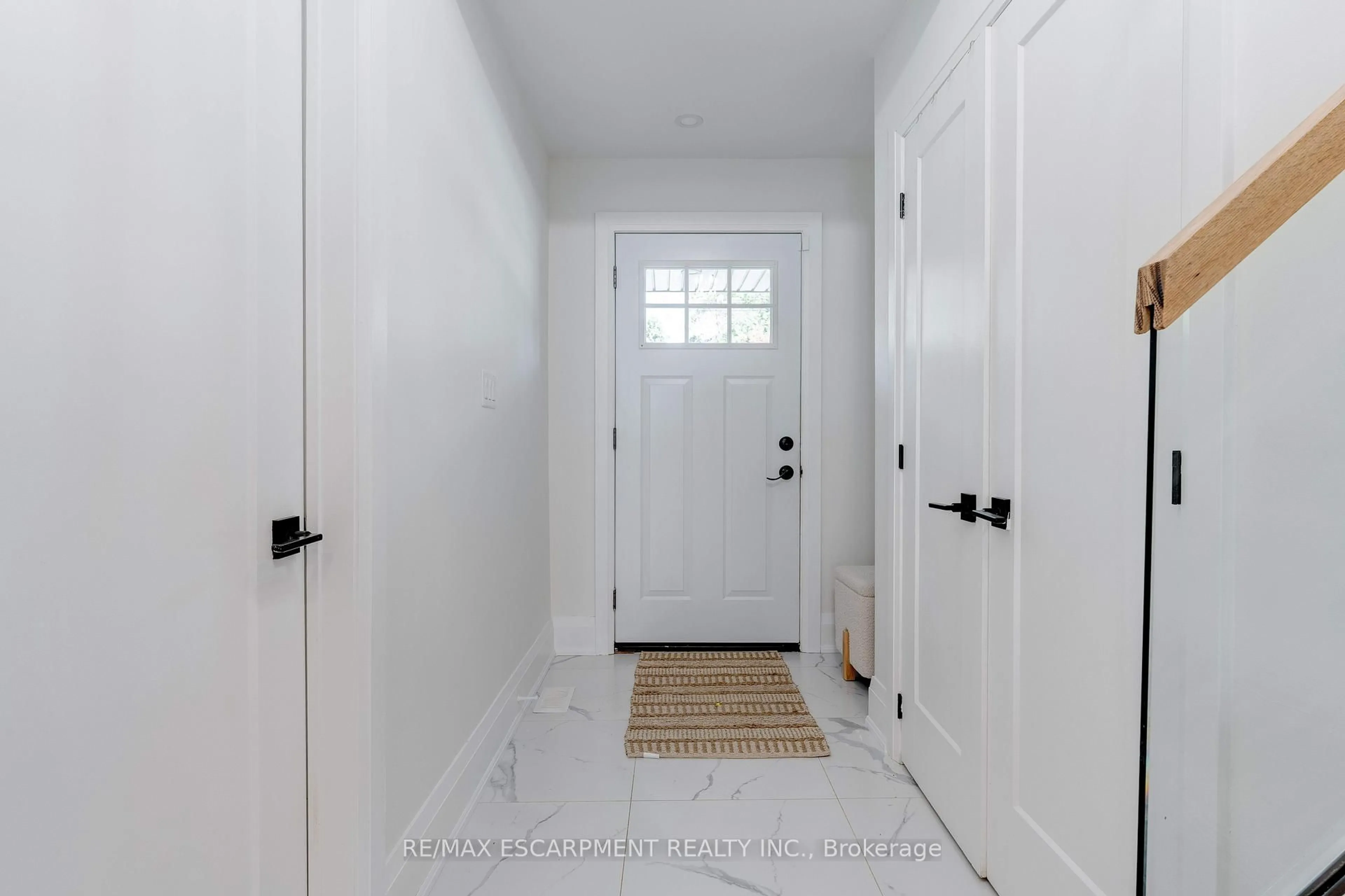 Indoor entryway for 296 Kent Cres, Burlington Ontario L7L 4T1