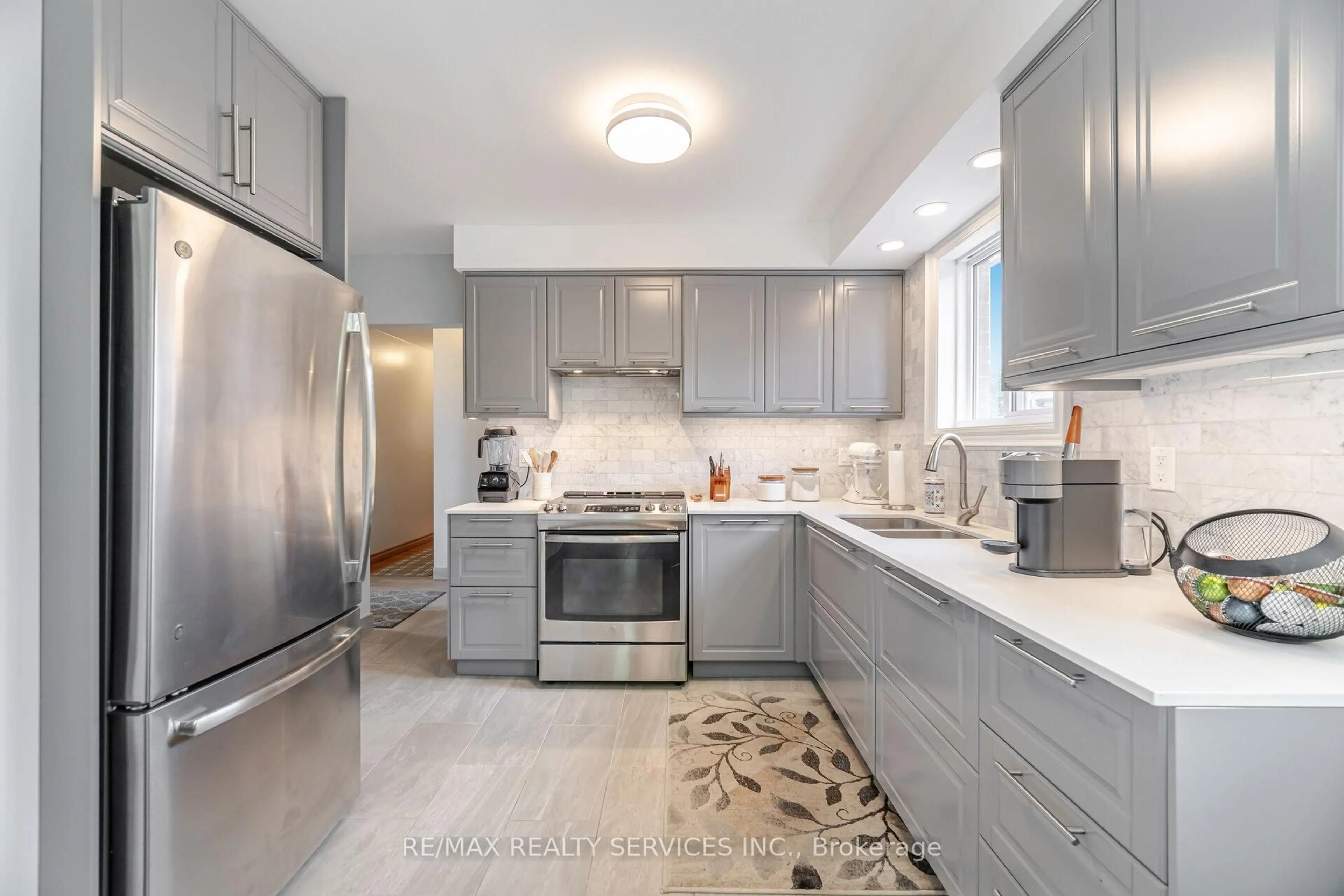 Unknown for 7541 Darcel Ave, Mississauga Ontario L4T 2X6