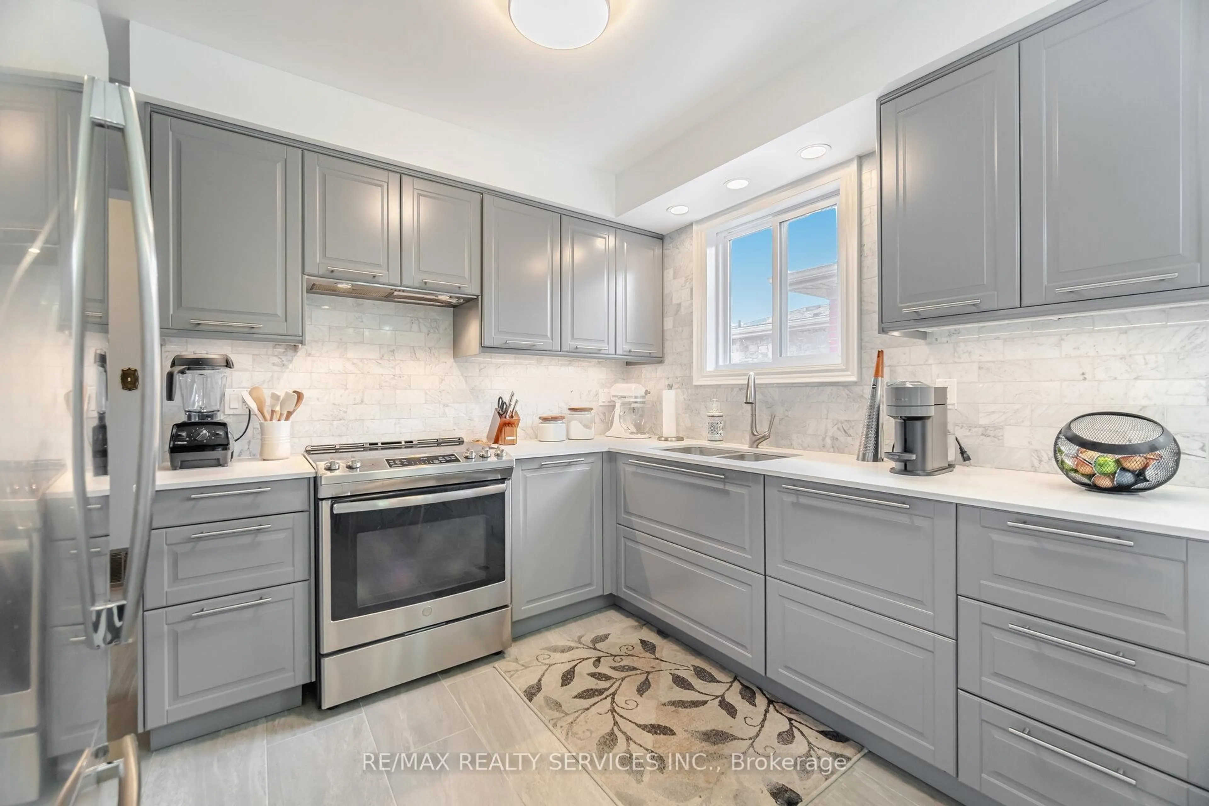 Unknown for 7541 Darcel Ave, Mississauga Ontario L4T 2X6