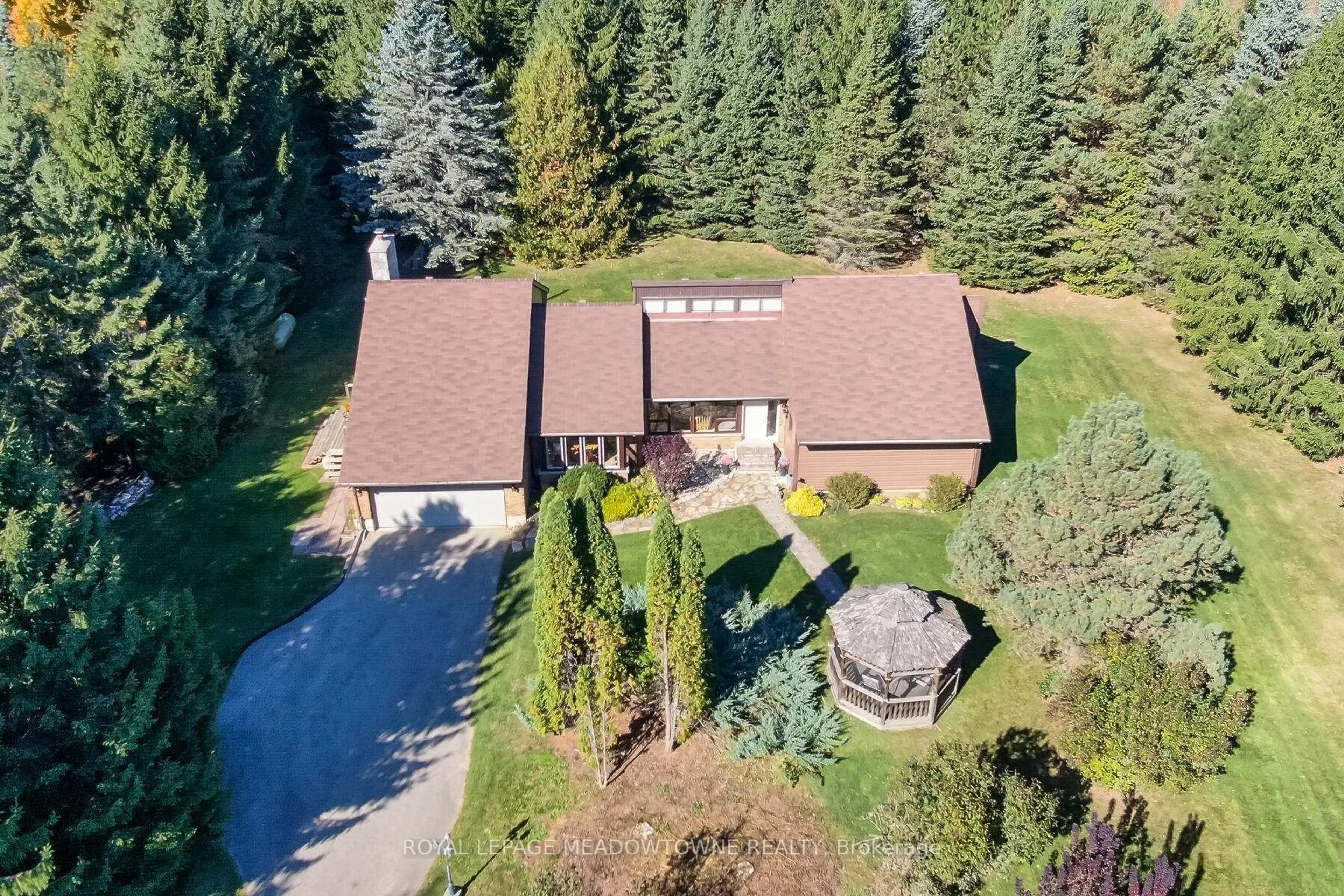 A pic from outside/outdoor area/front of a property/back of a property/a pic from drone, unknown for 16 Worden View, Halton Hills Ontario L7J 2L8