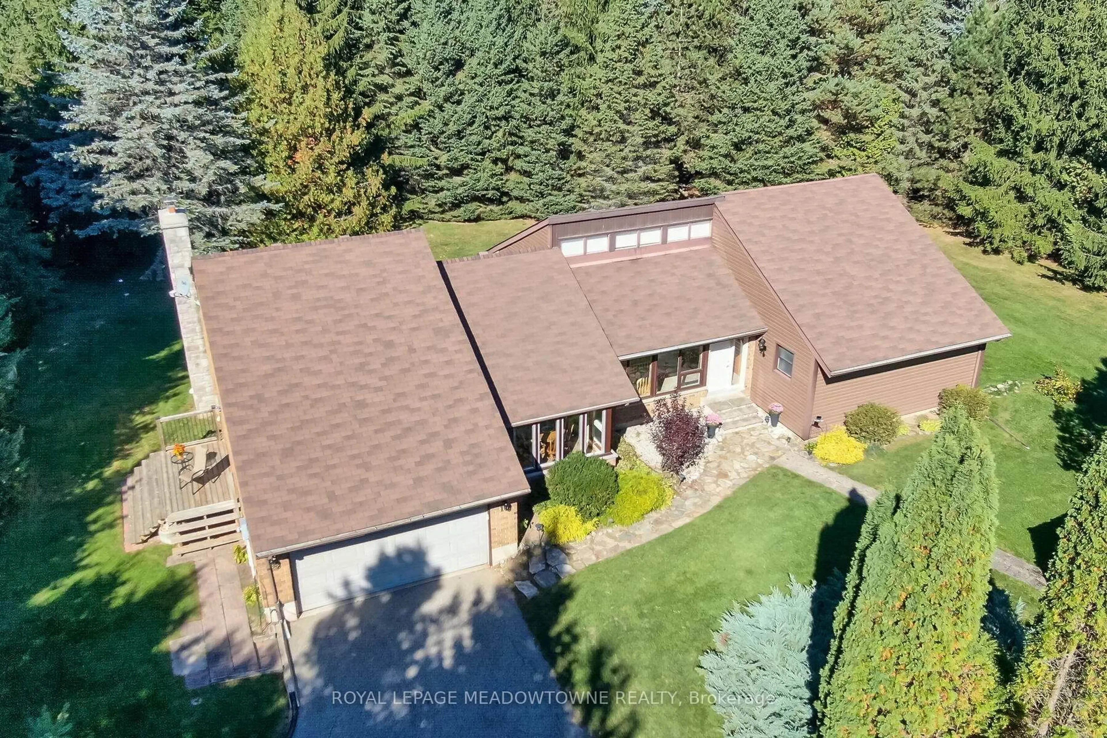 A pic from outside/outdoor area/front of a property/back of a property/a pic from drone, unknown for 16 Worden View, Halton Hills Ontario L7J 2L8