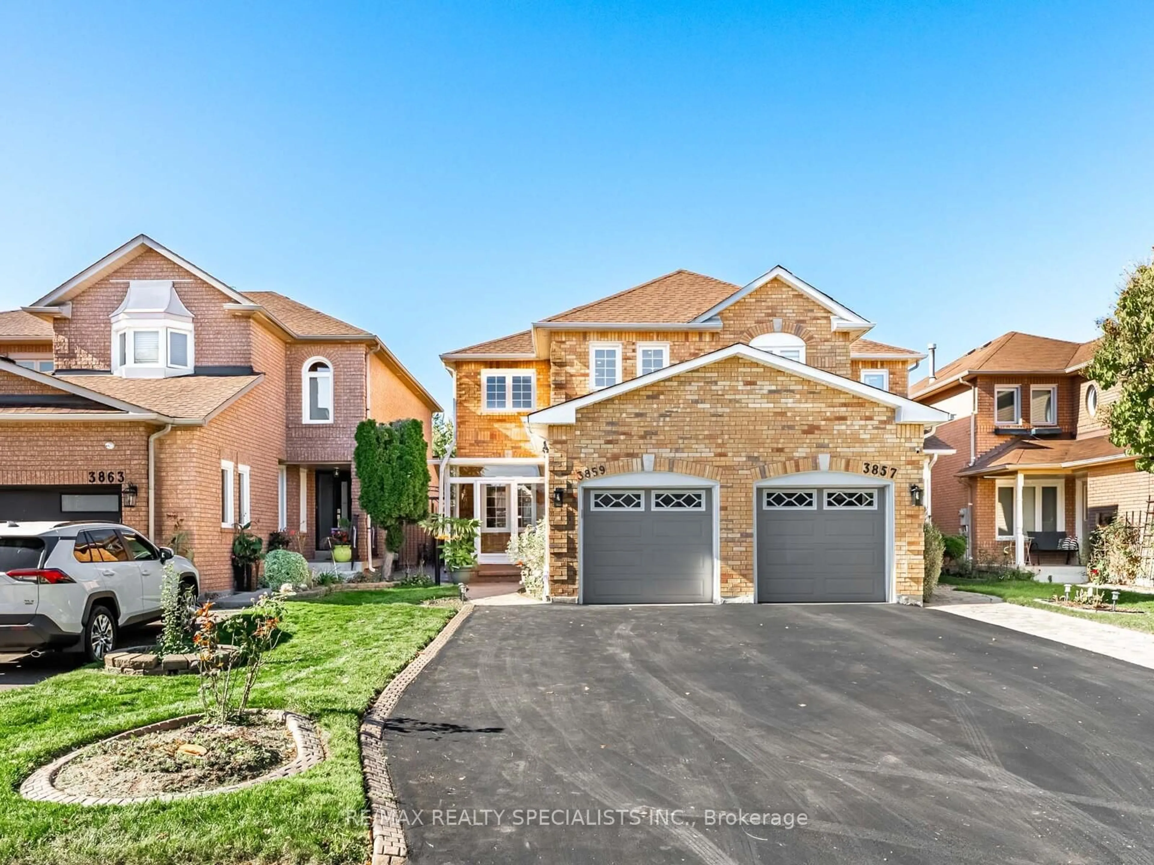 Home with brick exterior material, street for 3859 Cedar Hedge Rise, Mississauga Ontario L5N 6W4