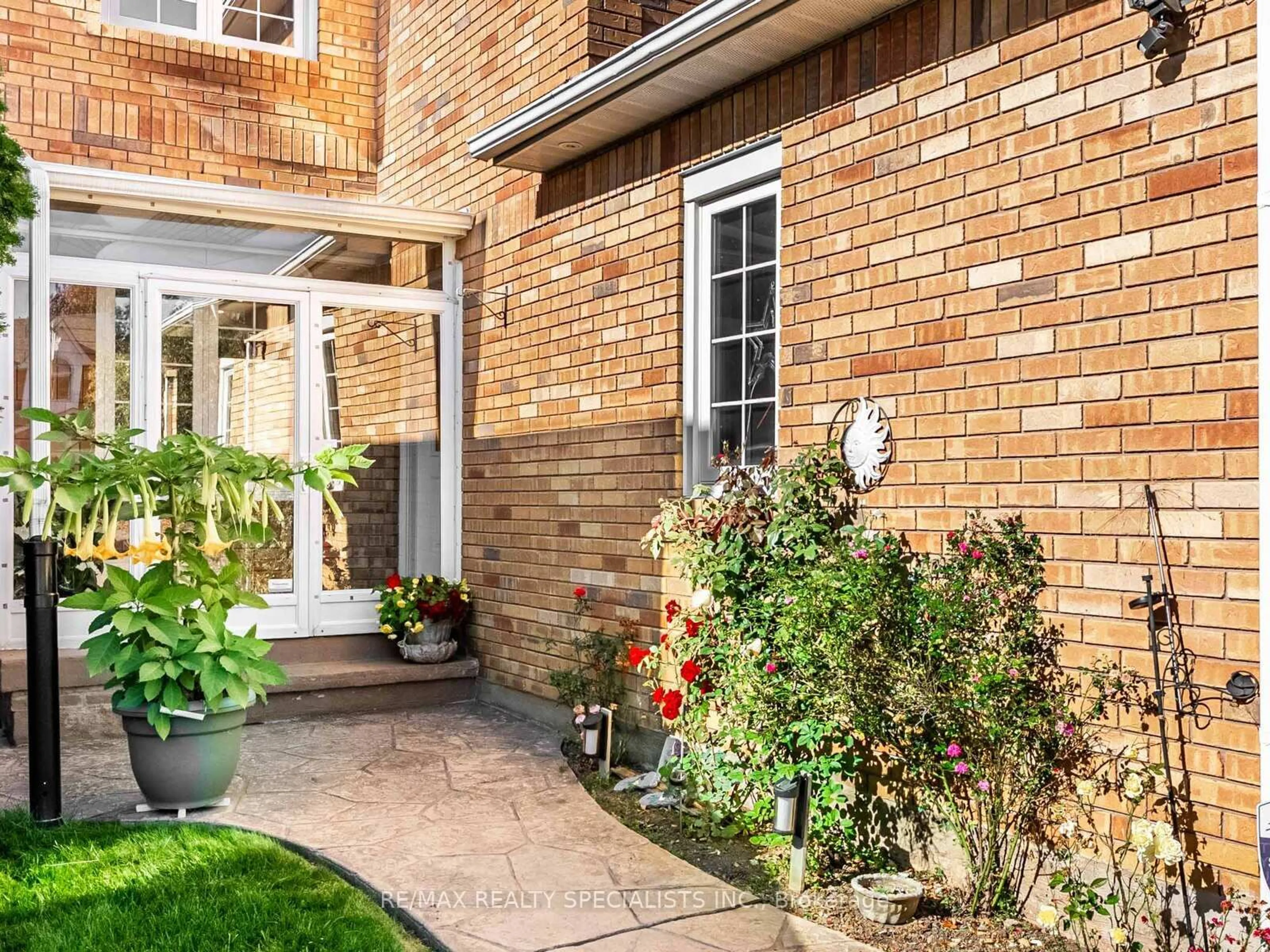 Home with brick exterior material, street for 3859 Cedar Hedge Rise, Mississauga Ontario L5N 6W4