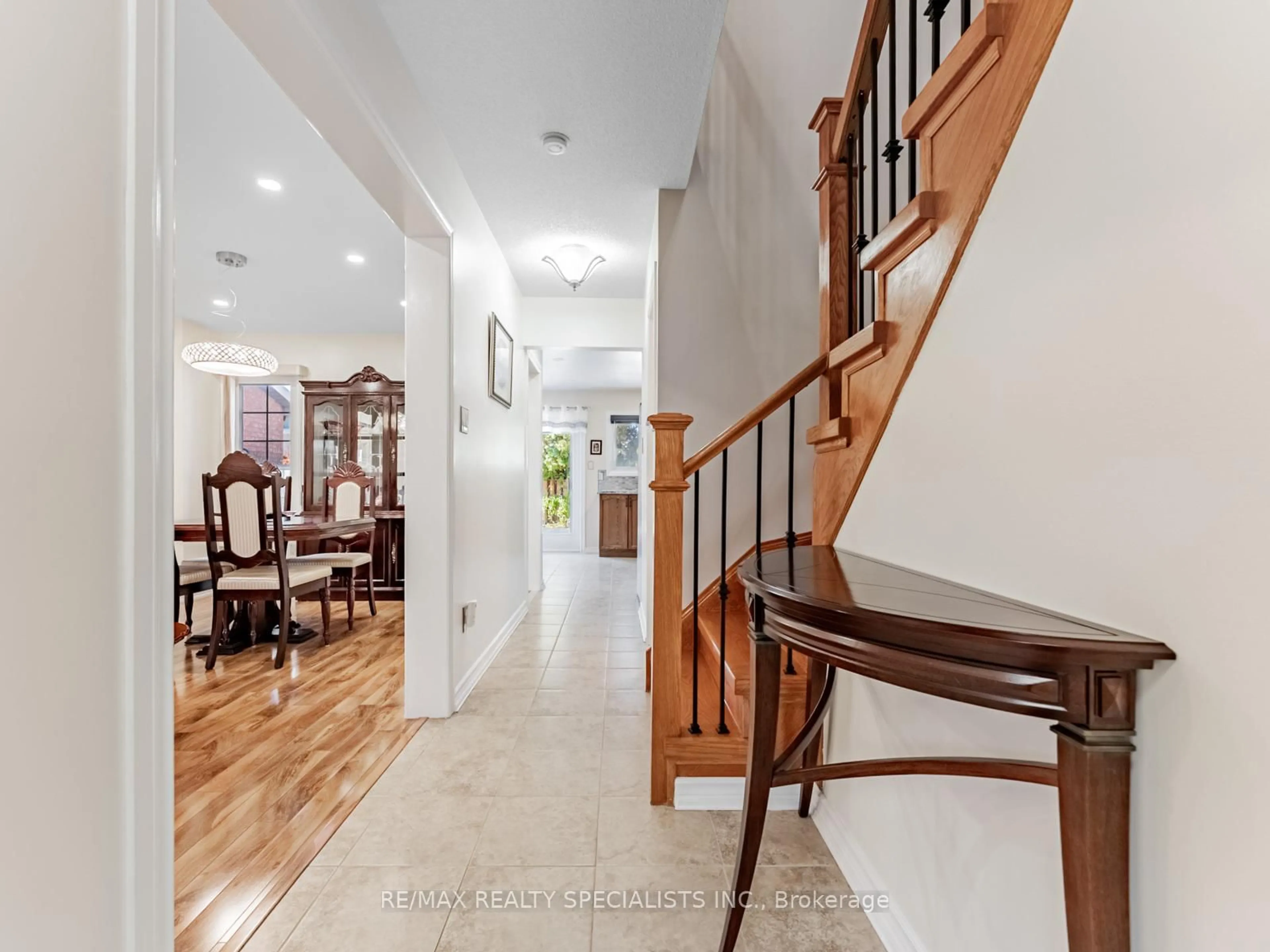 Indoor entryway for 3859 Cedar Hedge Rise, Mississauga Ontario L5N 6W4