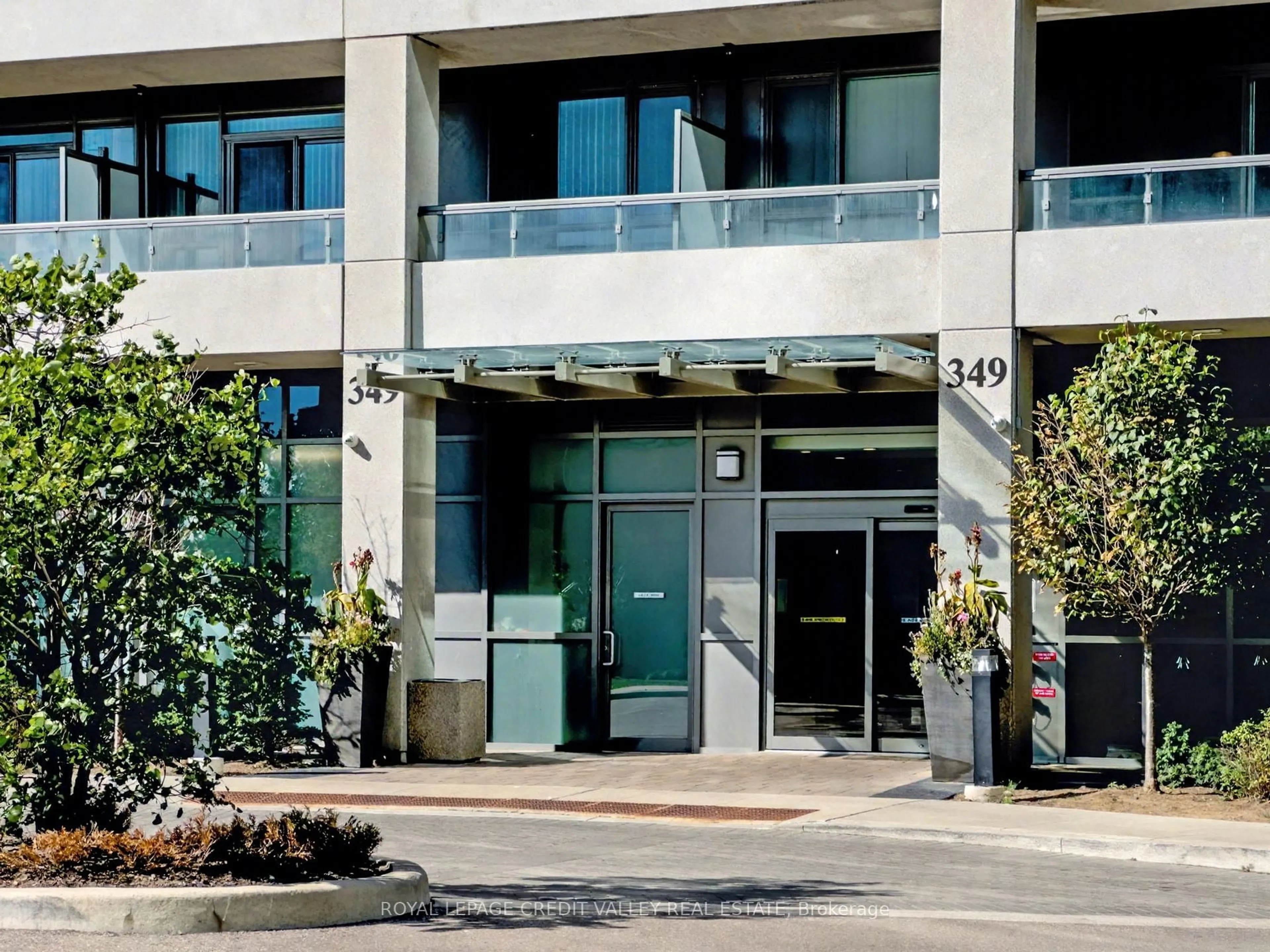 Indoor foyer for 349 Rathburn Rd #709, Mississauga Ontario L5B 0G9
