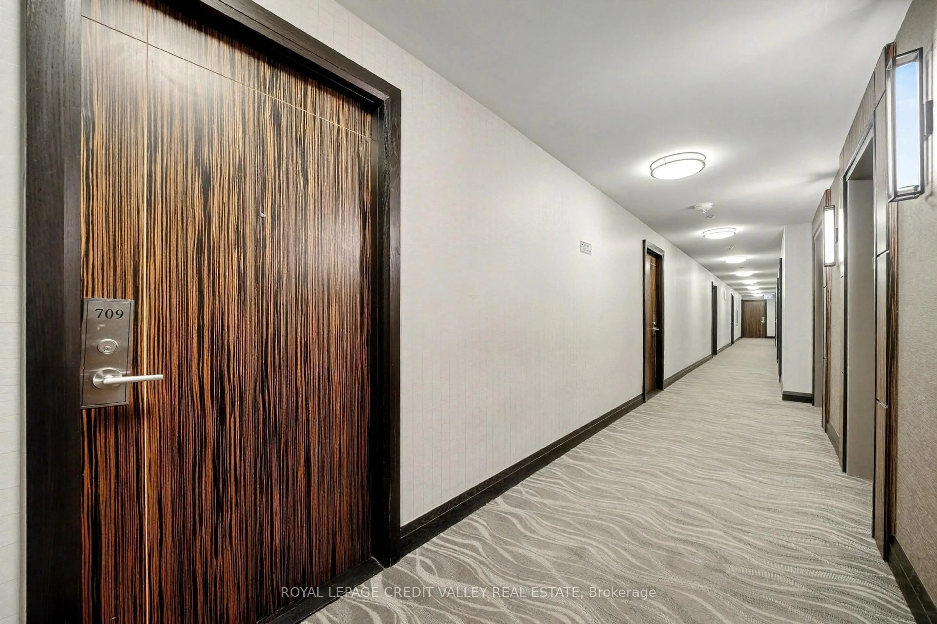 Indoor foyer for 349 Rathburn Rd #709, Mississauga Ontario L5B 0G9