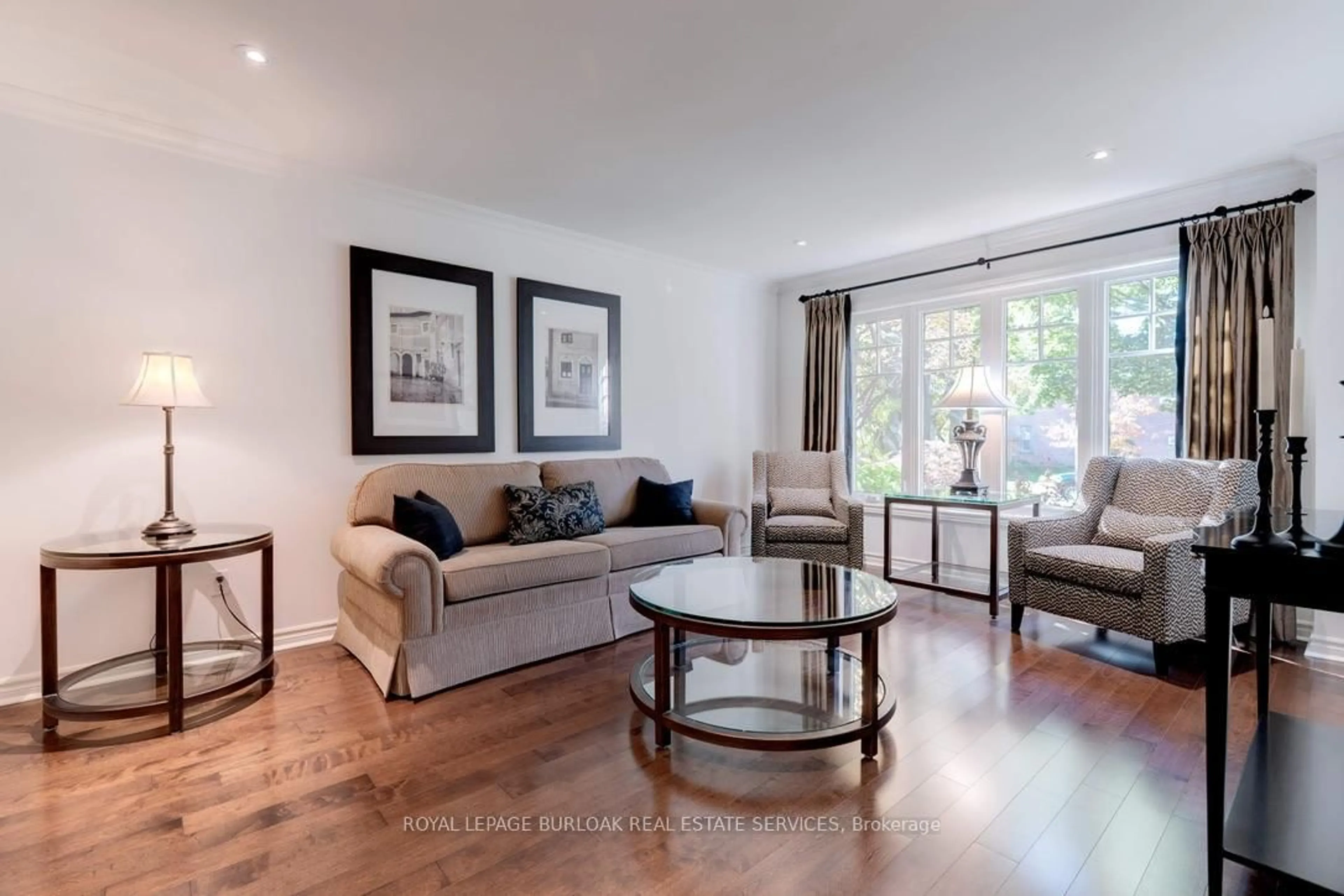 Living room with furniture, wood/laminate floor for 537 Harmony Ave, Burlington Ontario L7N 3S5