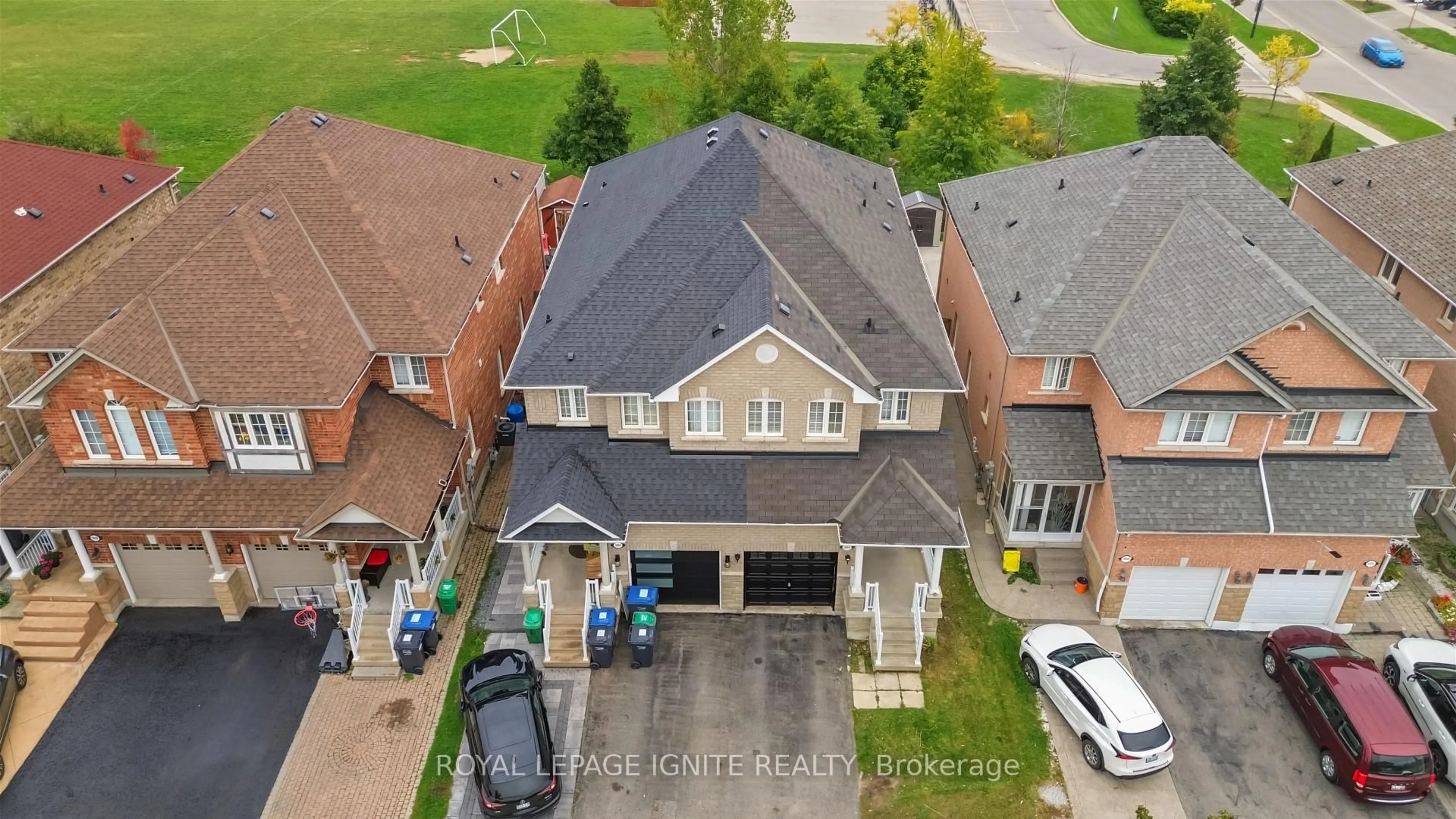 A pic from outside/outdoor area/front of a property/back of a property/a pic from drone, street for 3664 Bala Dr, Mississauga Ontario L5M 7N1