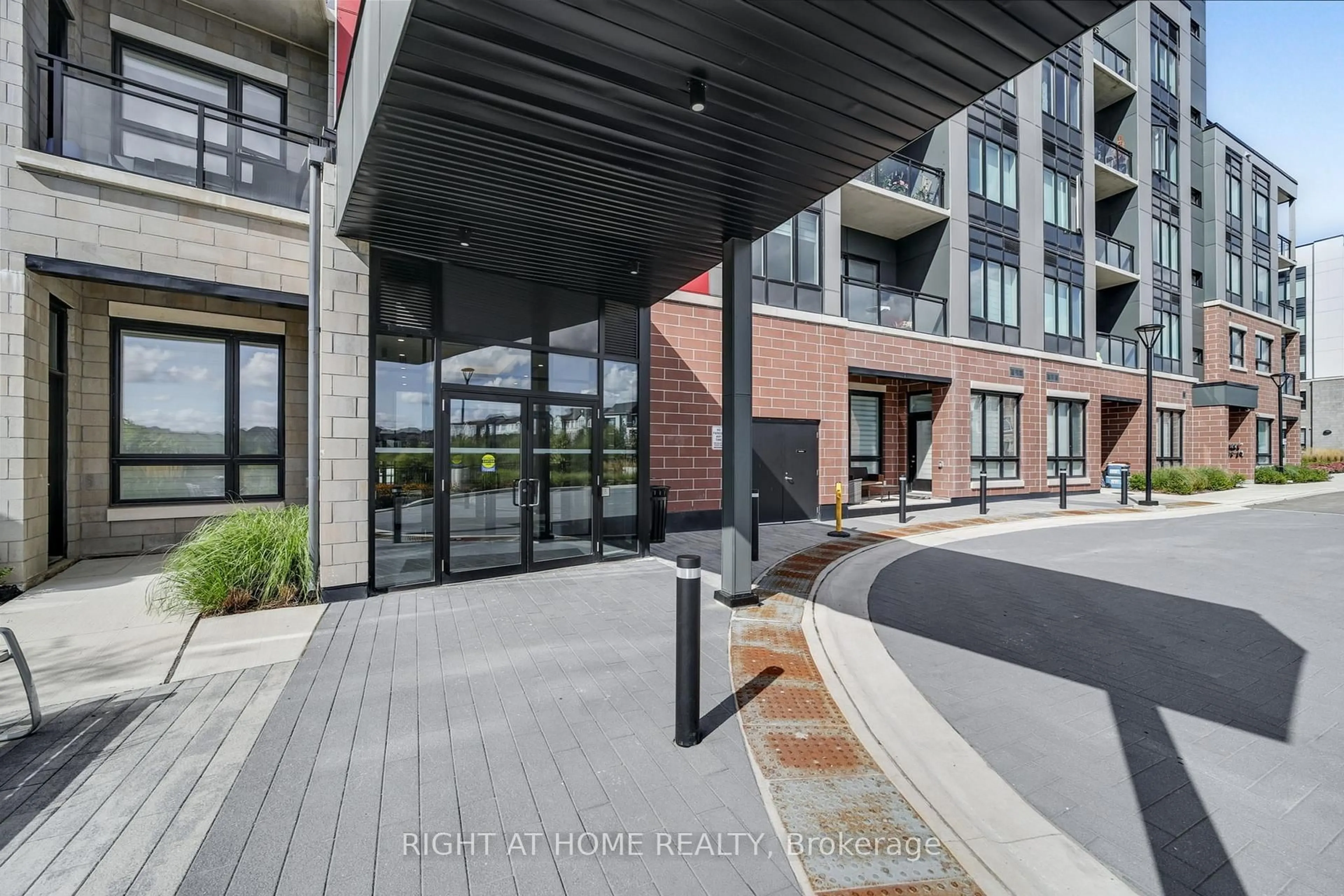Patio, unknown for 3265 Carding Mill Tr #218, Oakville Ontario L6M 0W6