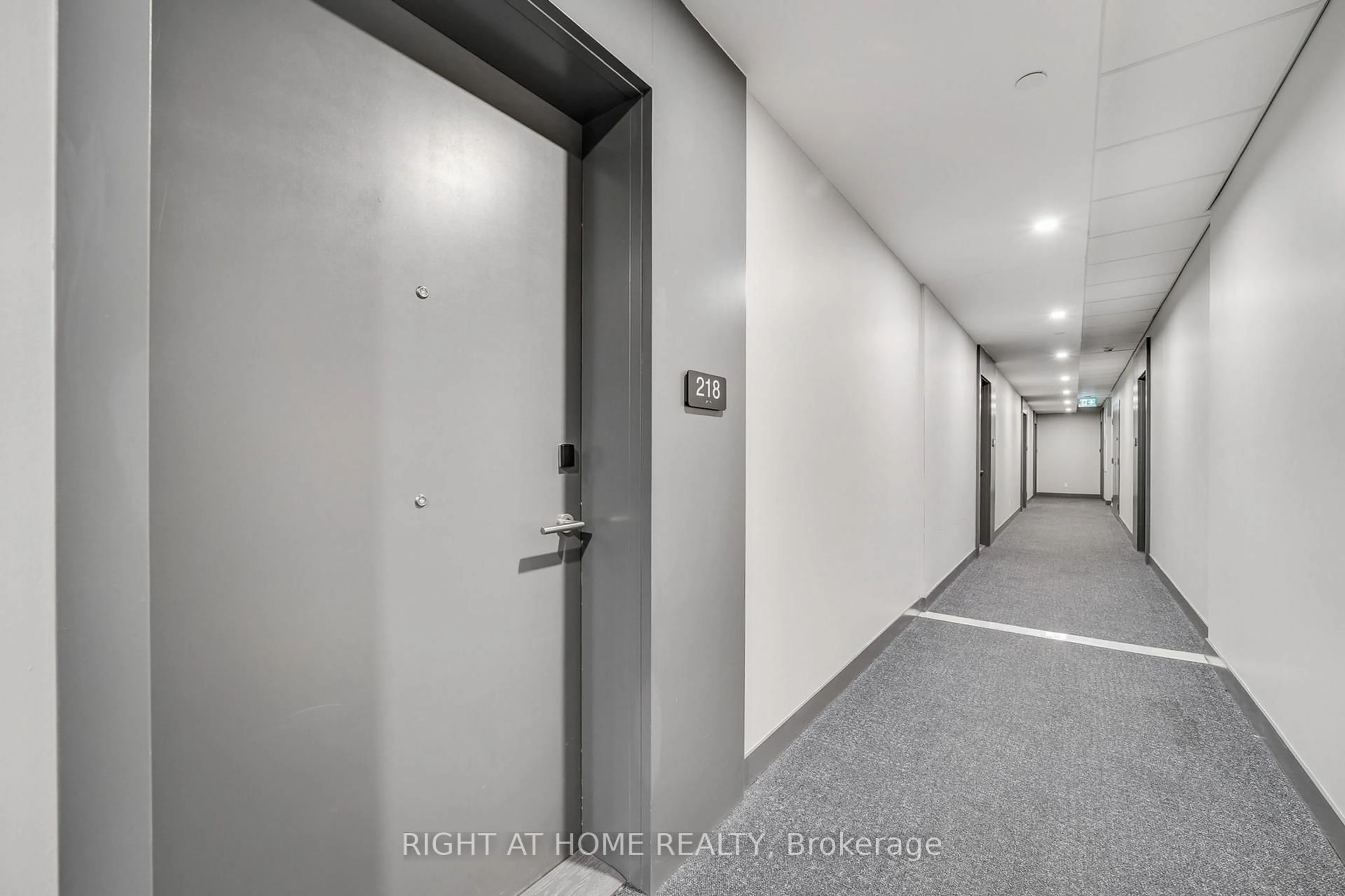 Indoor foyer for 3265 Carding Mill Tr #218, Oakville Ontario L6M 0W6