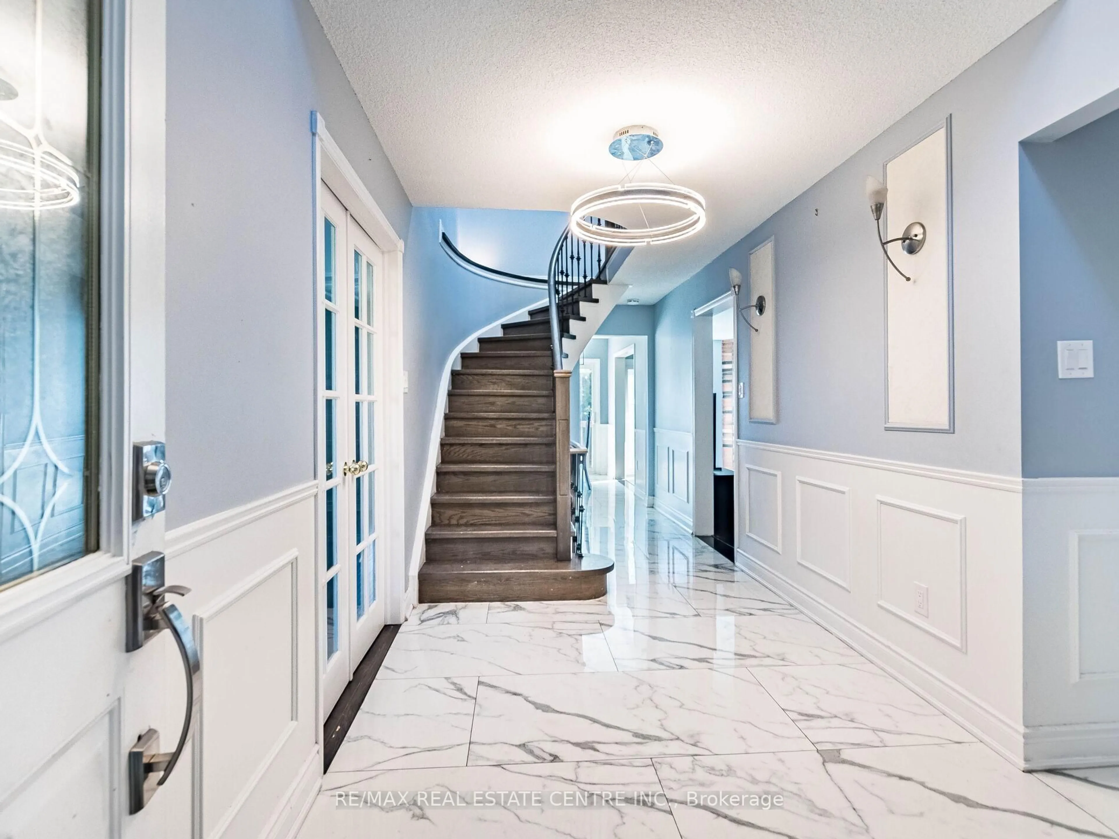 Indoor foyer for 43 Horsham St, Brampton Ontario L6X 3R4