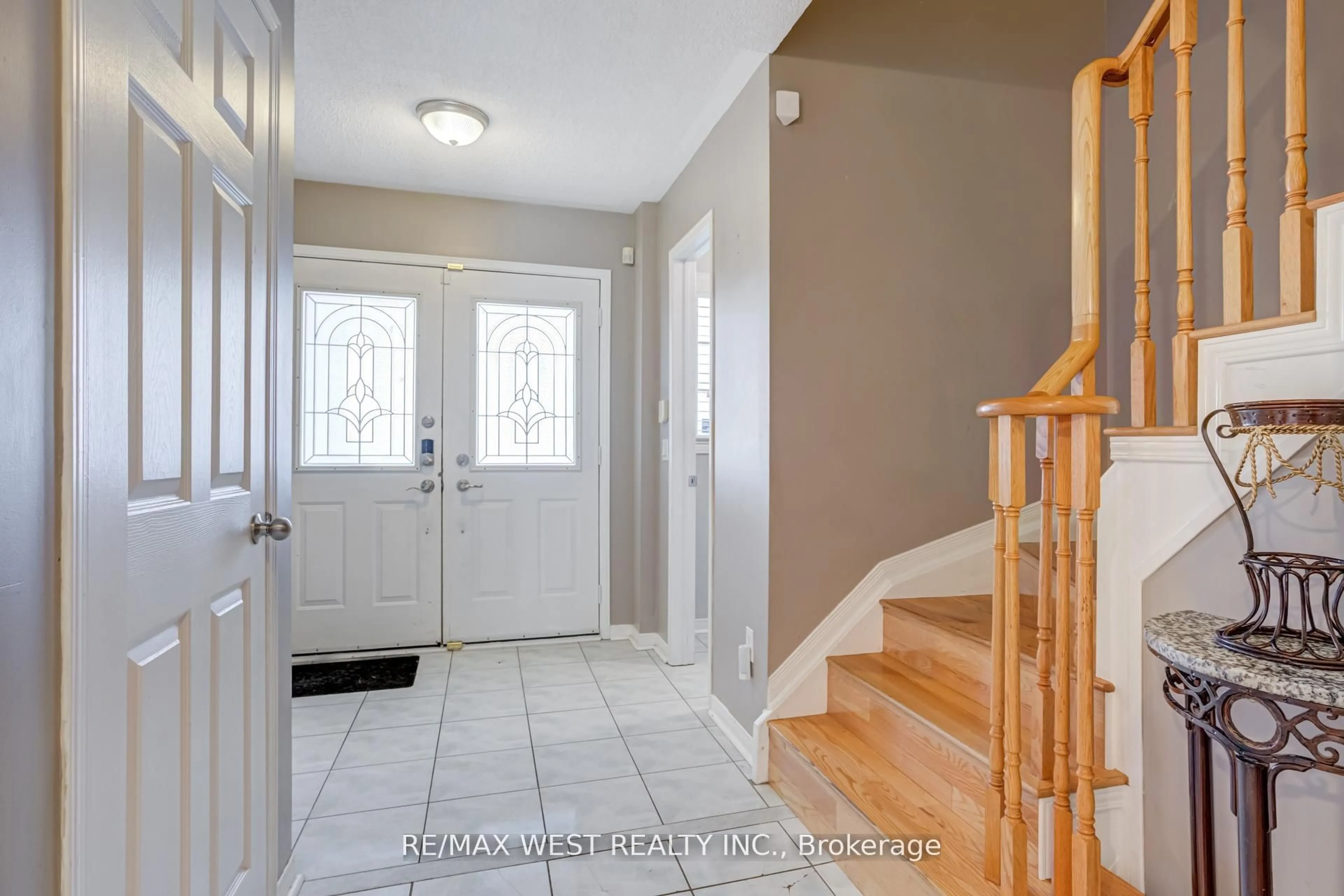 Indoor entryway for 6 McCreary Tr, Caledon Ontario L7E 2C8