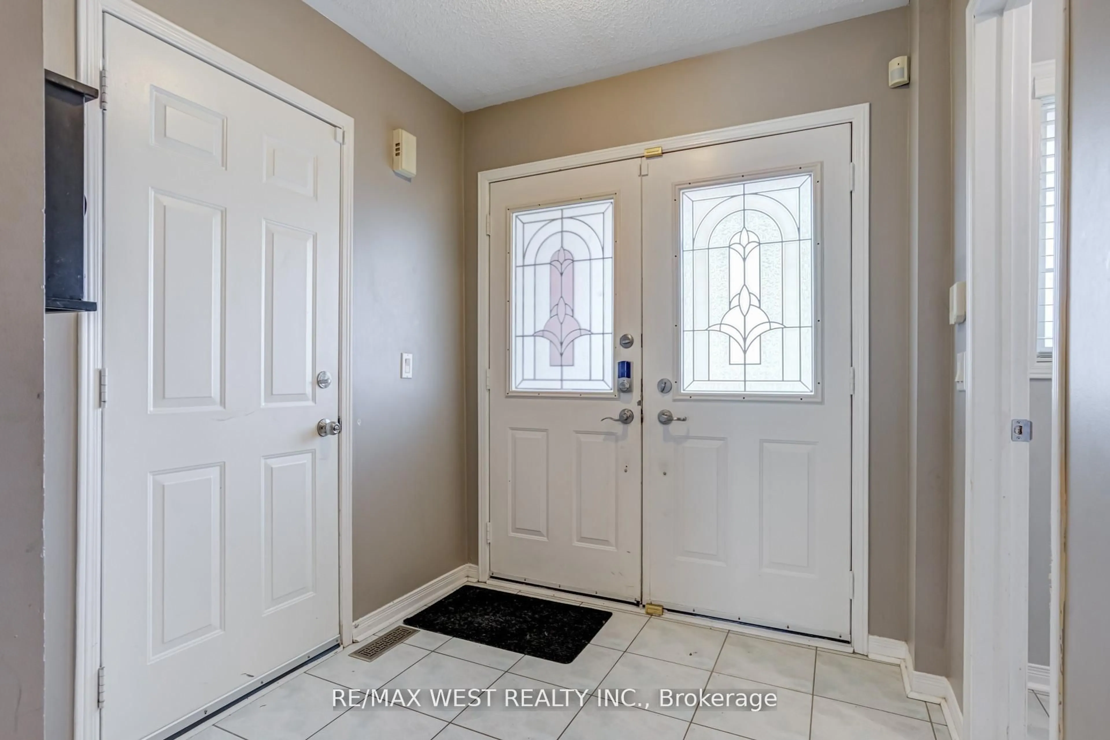 Indoor entryway for 6 McCreary Tr, Caledon Ontario L7E 2C8