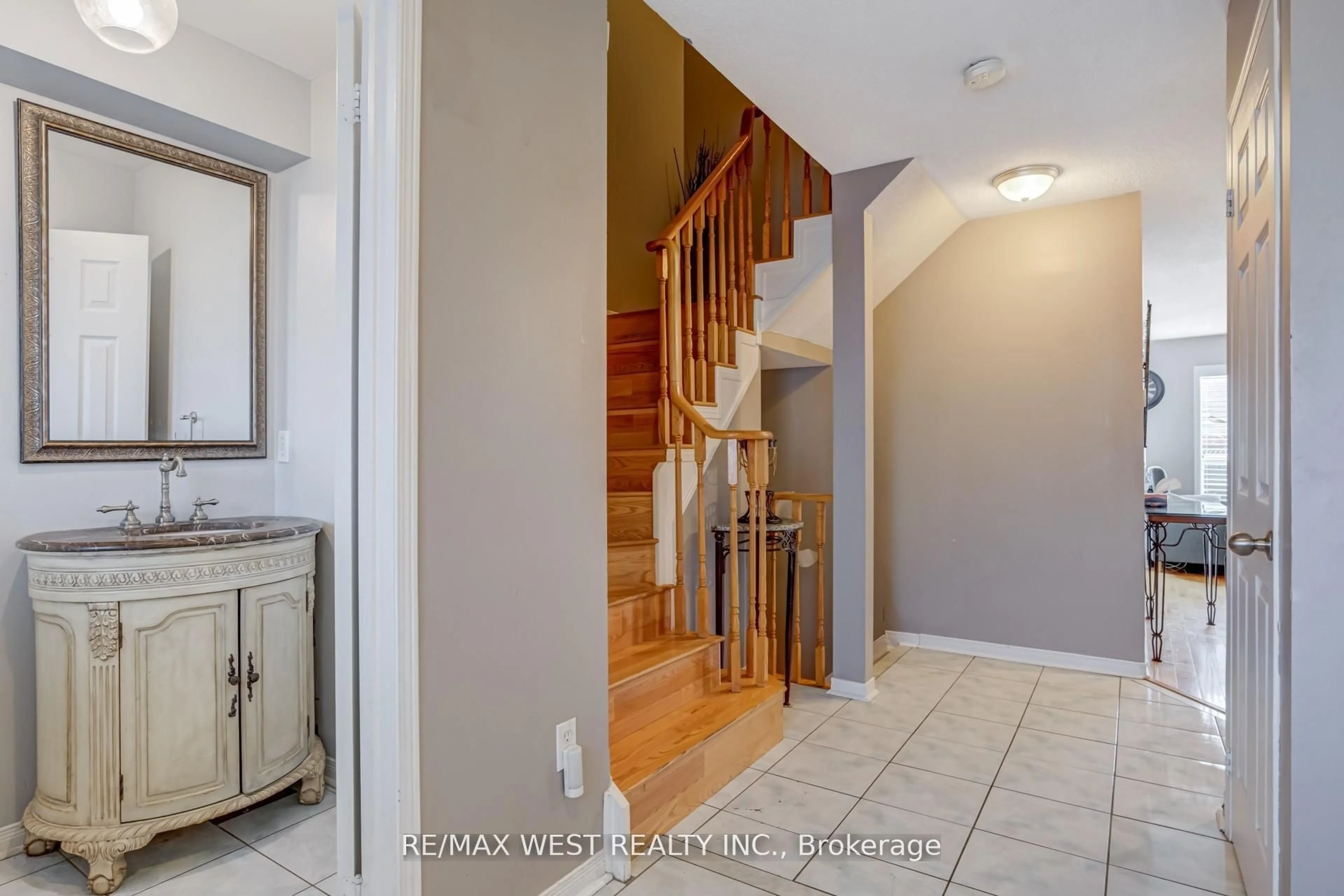 Indoor entryway for 6 McCreary Tr, Caledon Ontario L7E 2C8